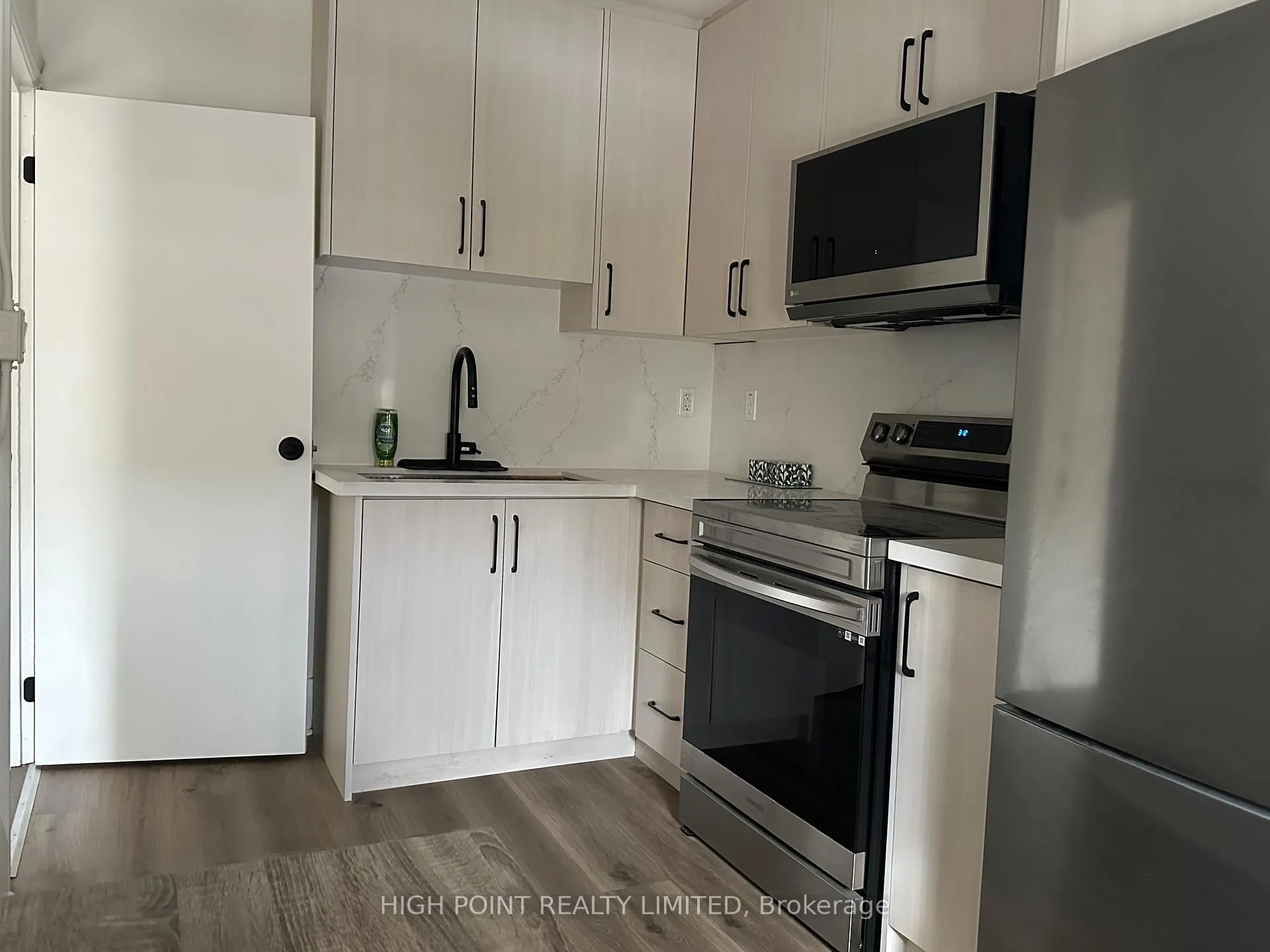 Photo 2 of Unit Unit 2, 1641 Bayview Avenue, Toronto, Leaside — HOMEH
