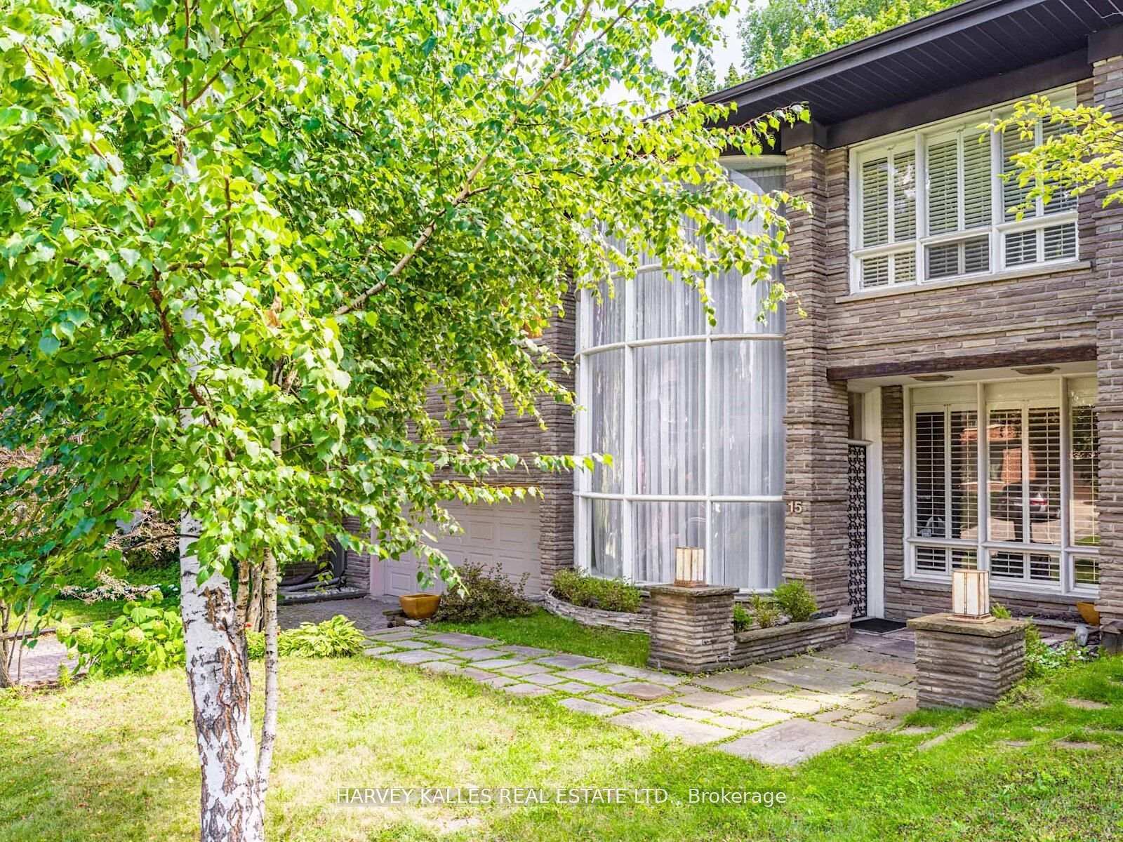 Front of 15 Ridelle Avenue