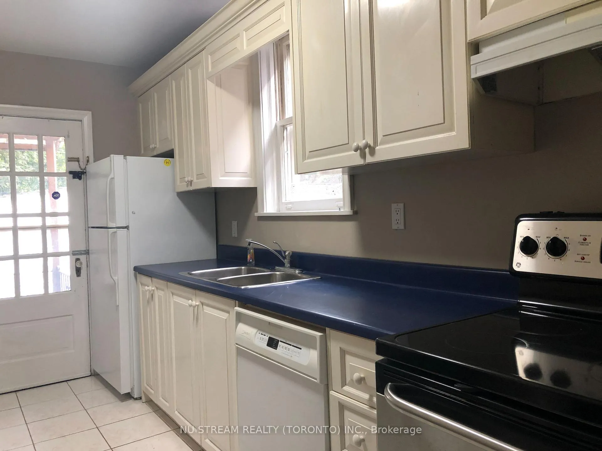 Photo 8 of 465 Sutherland Drive E, Toronto, Leaside — HOMEH