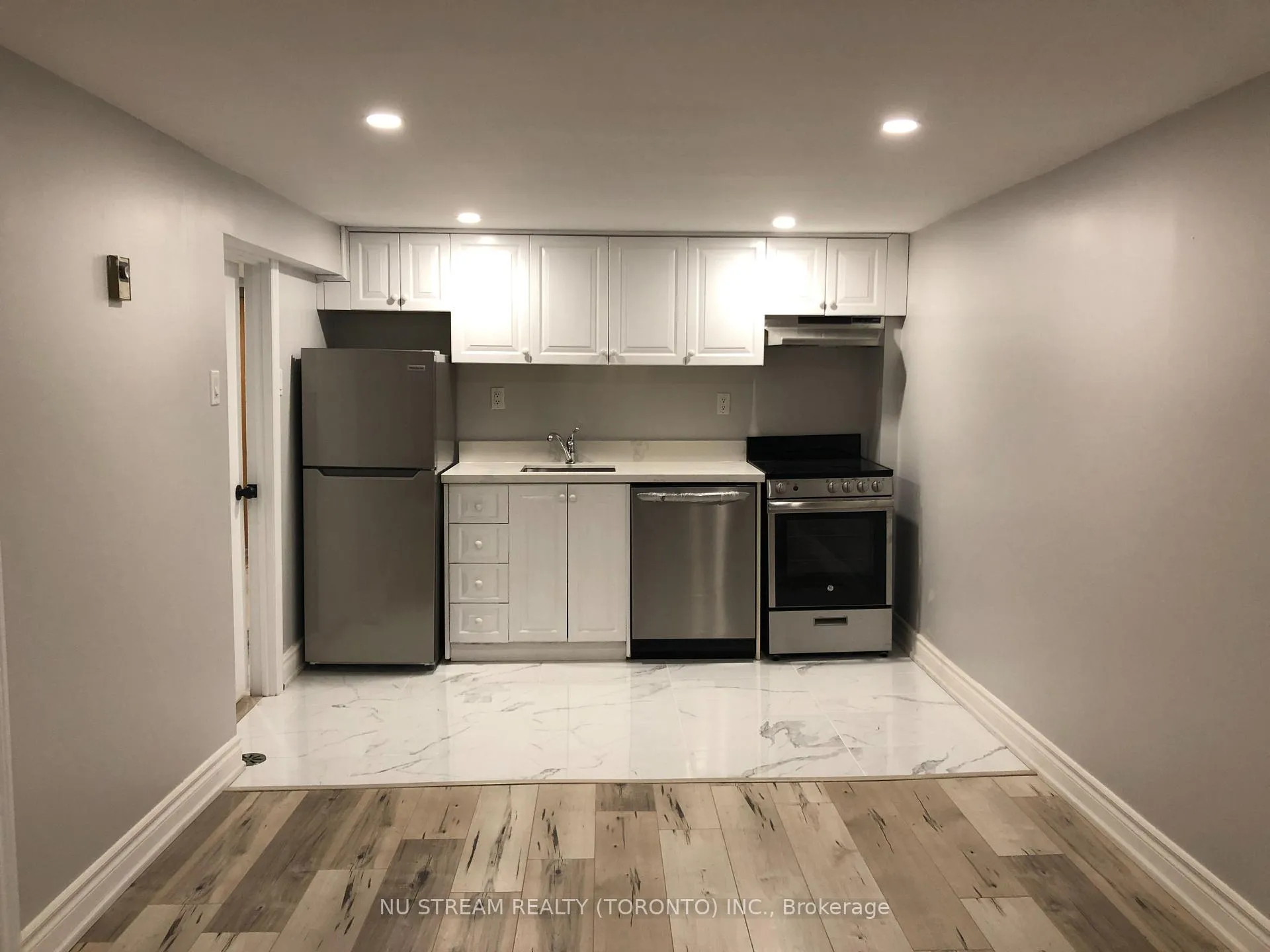 Photo 10 of 465 Sutherland Drive E, Toronto, Leaside — HOMEH