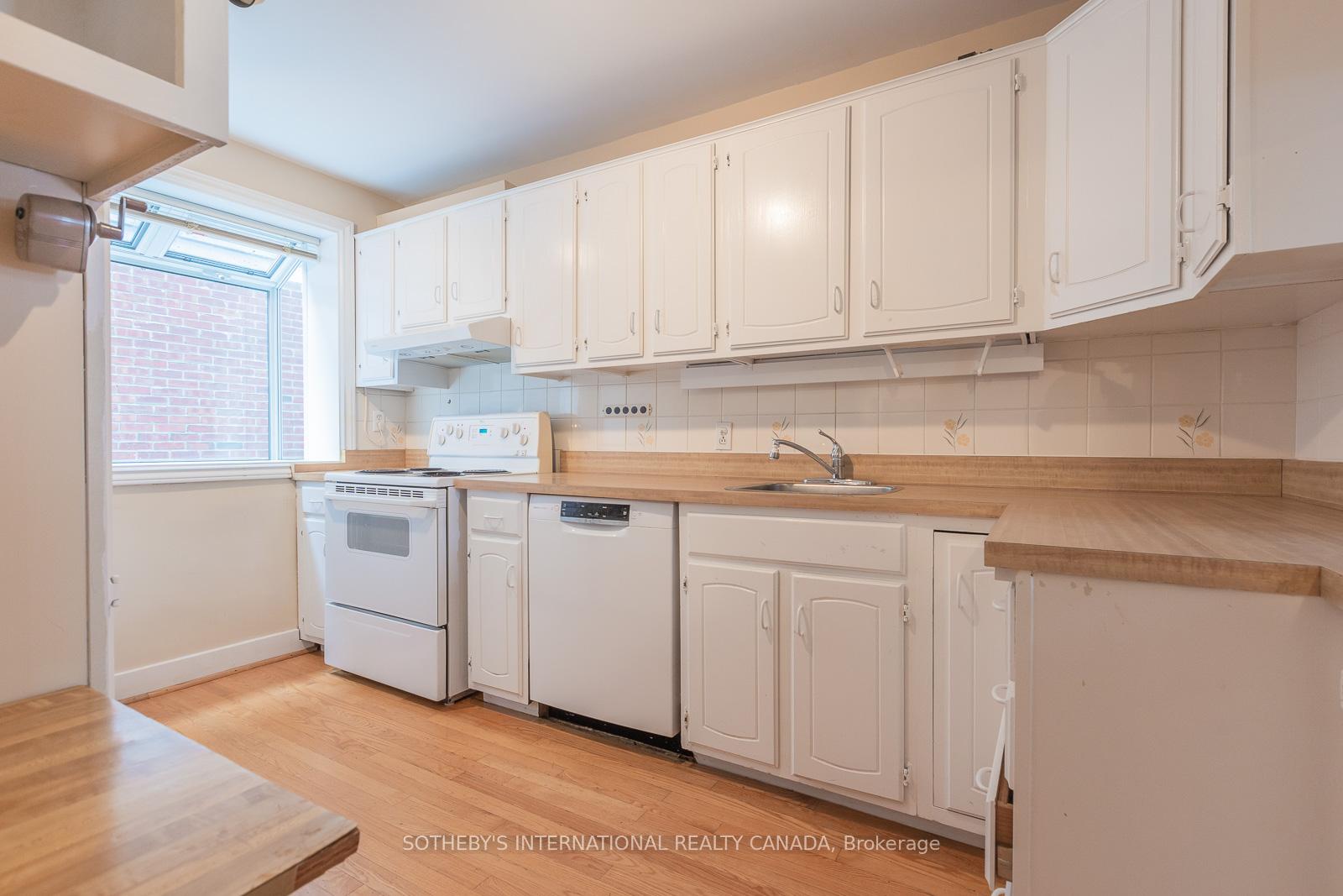 Photo 9 of 24 Douglas Crescent, Toronto, Leaside — HOMEH