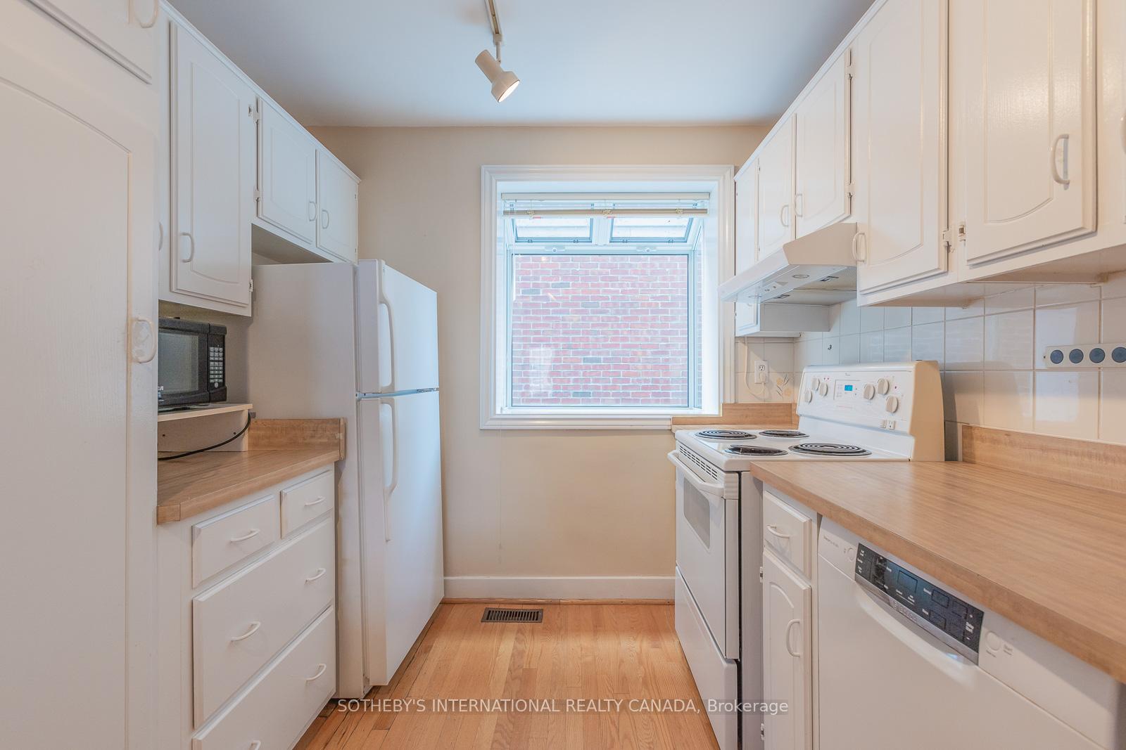 Photo 10 of 24 Douglas Crescent, Toronto, Leaside — HOMEH