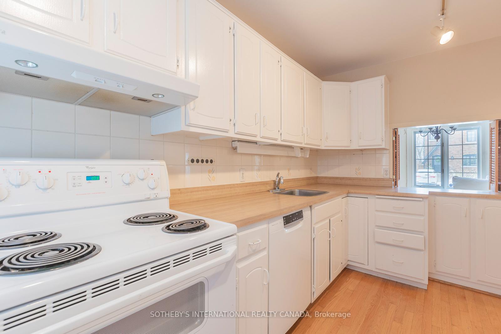 Photo 11 of 24 Douglas Crescent, Toronto, Leaside — HOMEH