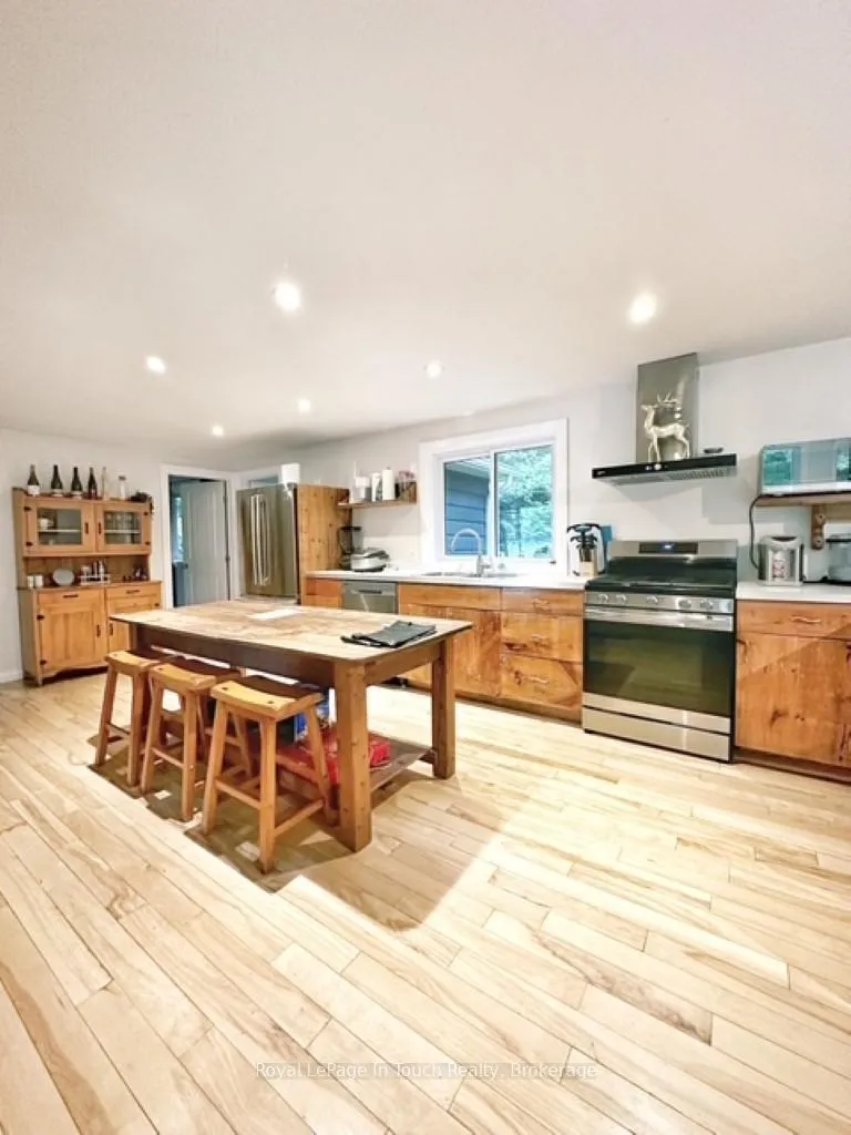 Photo 8 of 21 Lakeview Crescent, Tiny, Rural Tiny — HOMEH