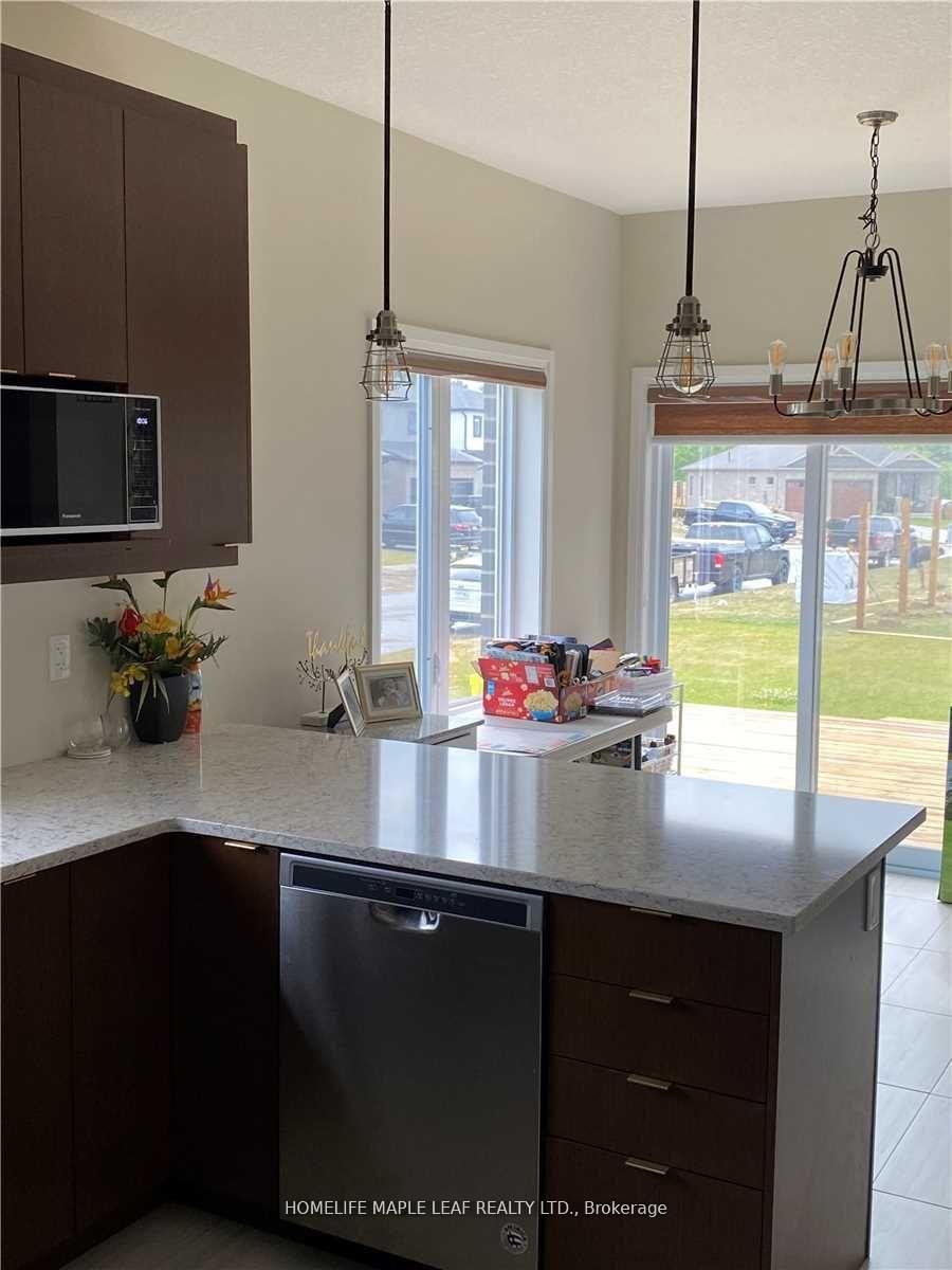 Photo 3 of 2 Armstrong Street, Strathroy-Caradoc, Mount Brydges — HOMEH