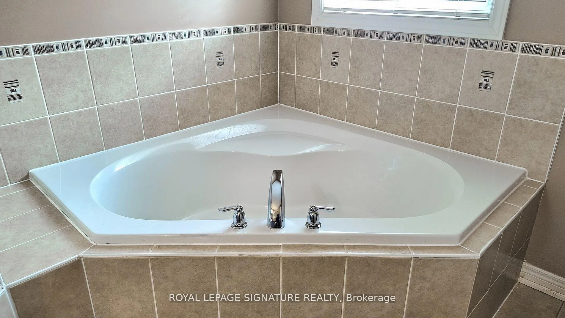 Photo 32 of 61 Buchanan Drive, New Tecumseth, Alliston — HOMEH