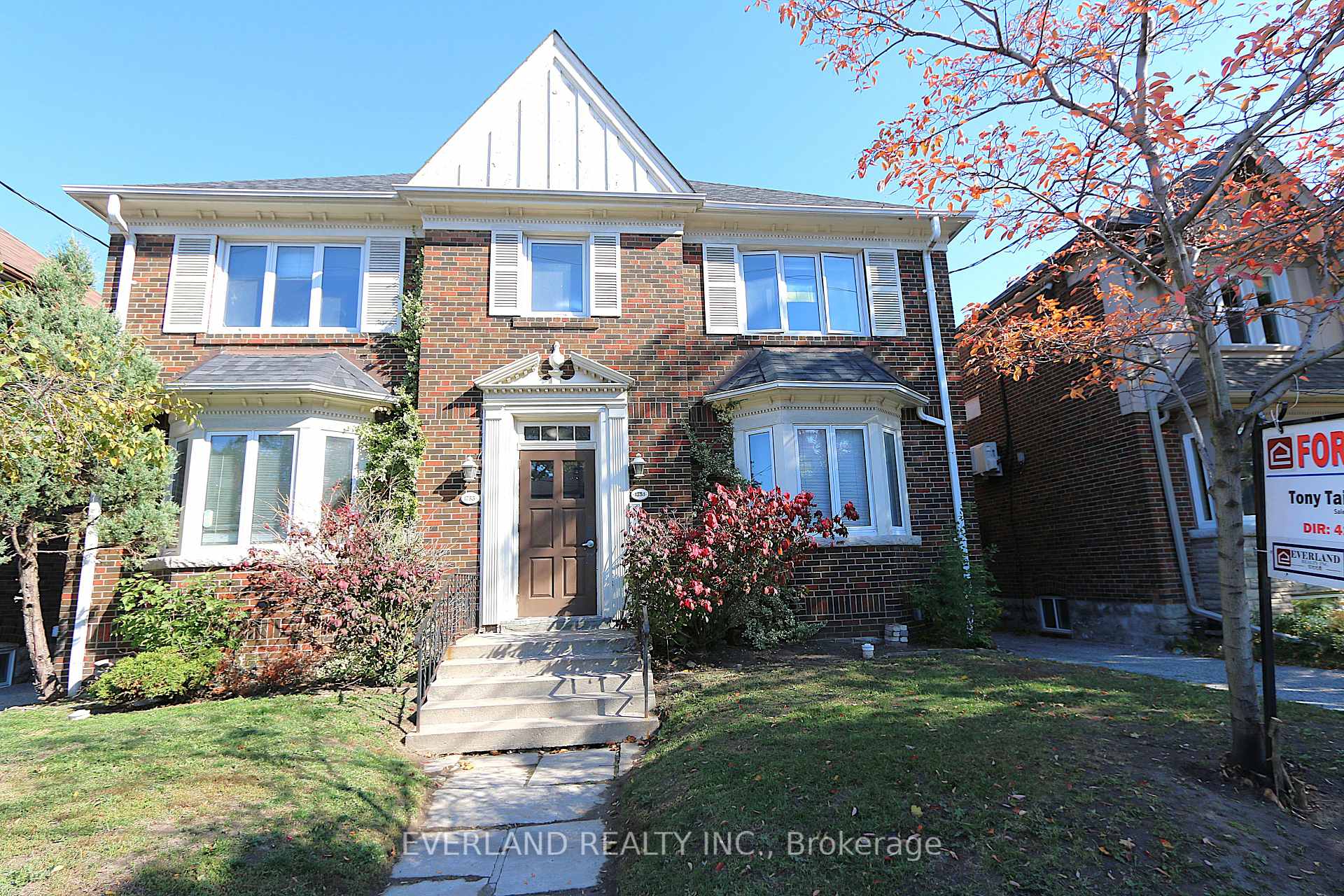 Front of Unit 202, 1753 Bayview Avenue