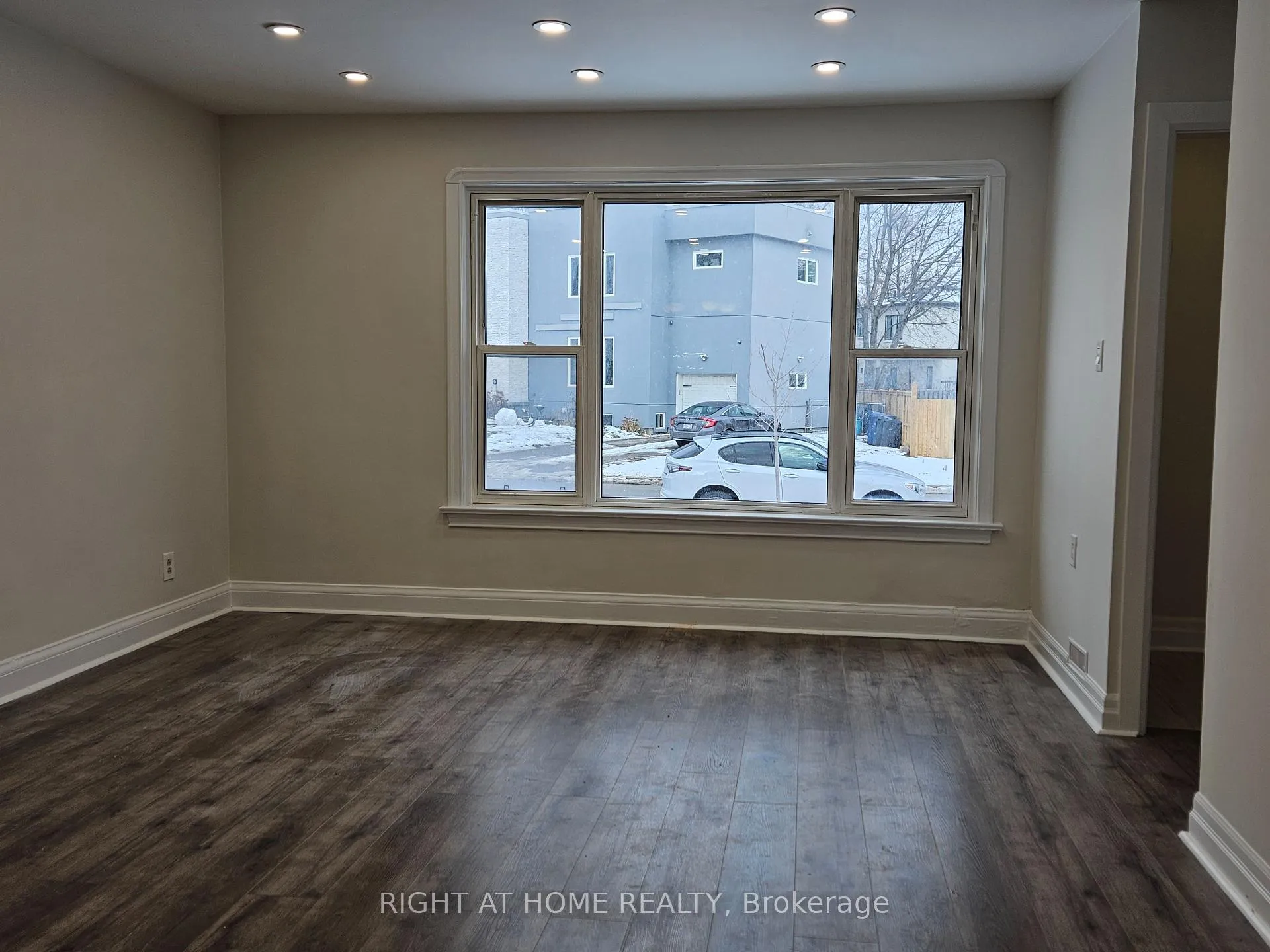 Photo 2 of 8 Roberta Drive, Toronto, Englemount-Lawrence — HOMEH