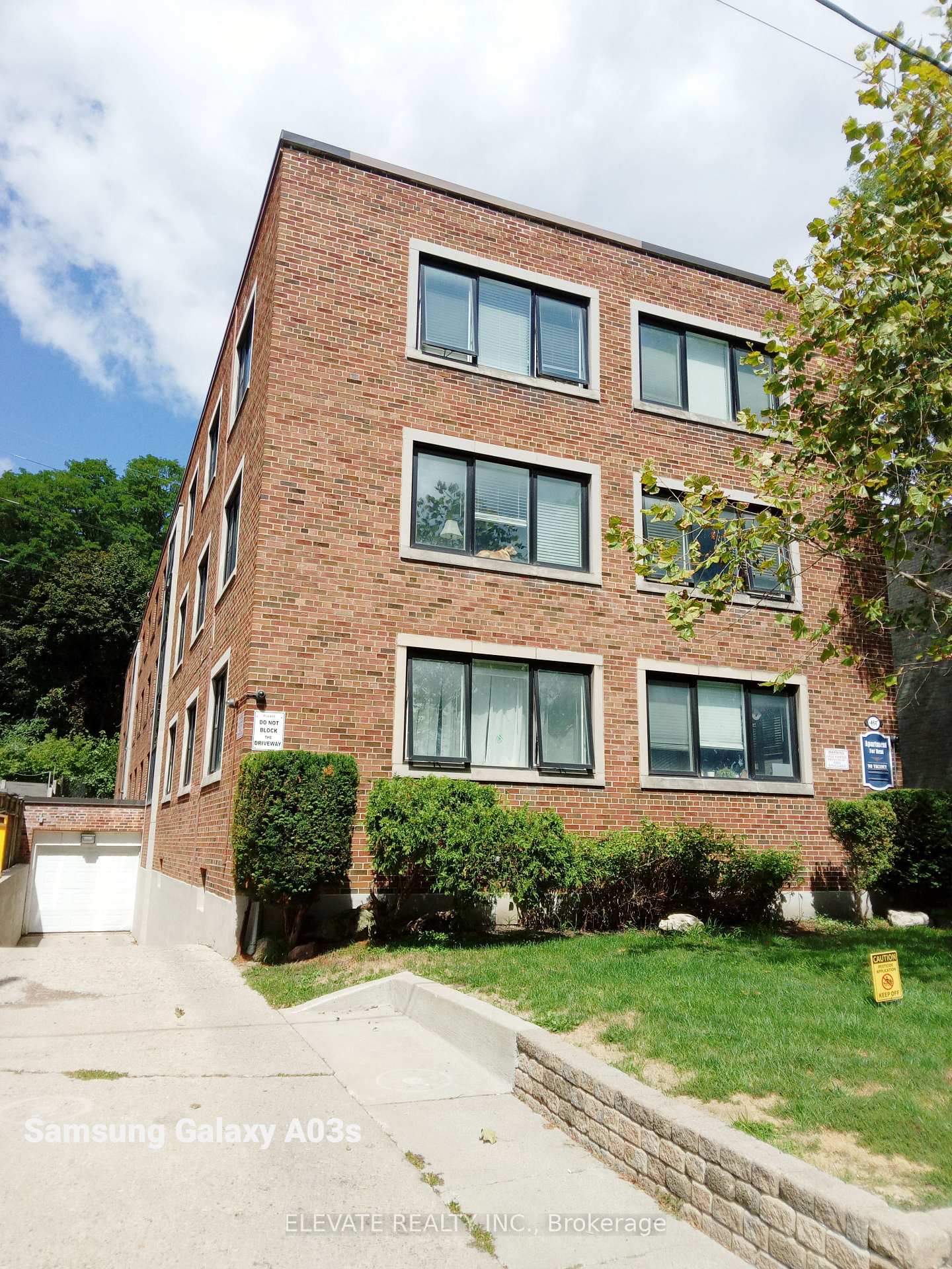 Front of Unit 11, 464 Summerhill Avenue