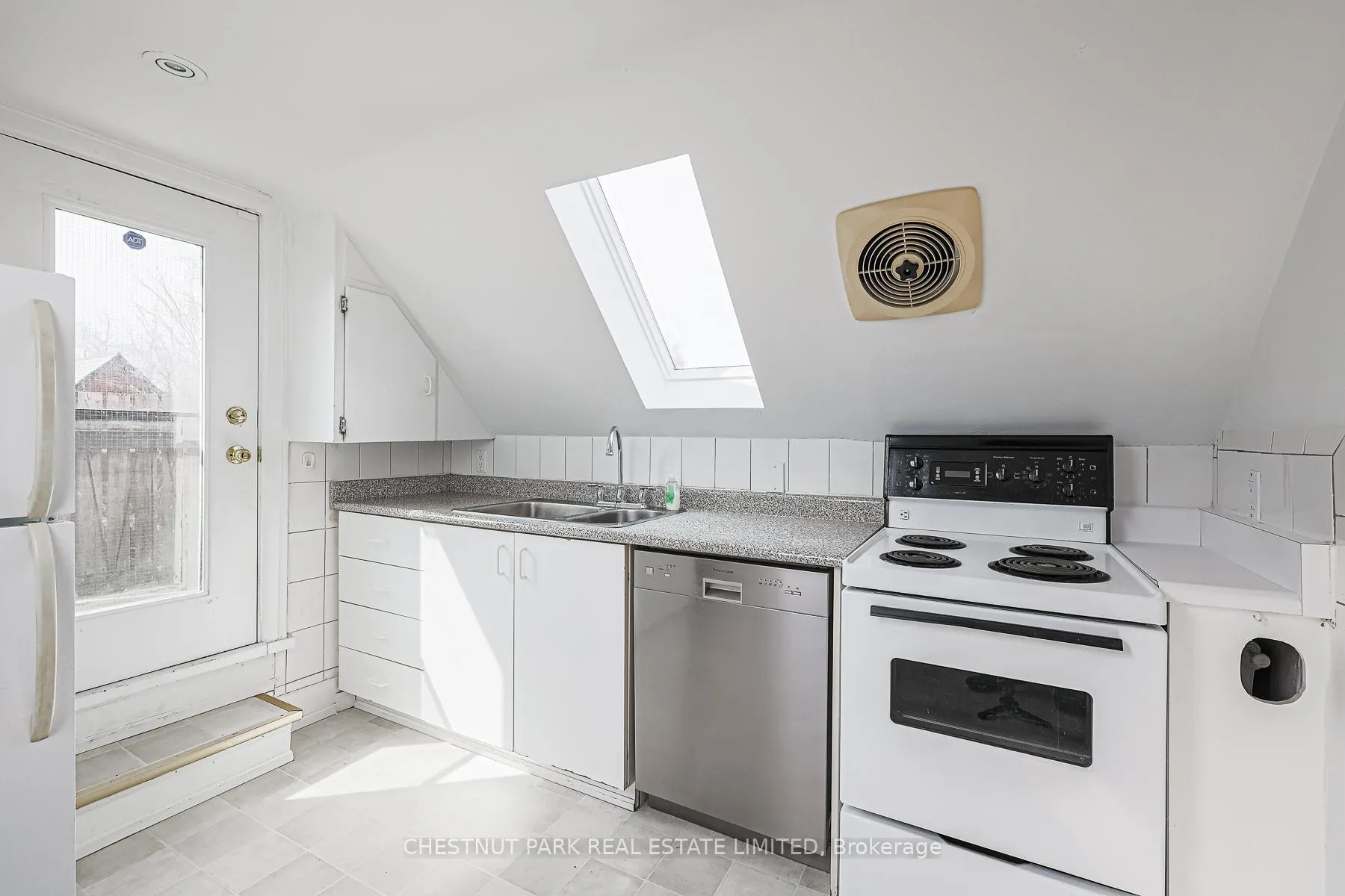 Photo 8 of Unit 4, 74 South Drive, Toronto, Rosedale-Moore Park — HOMEH