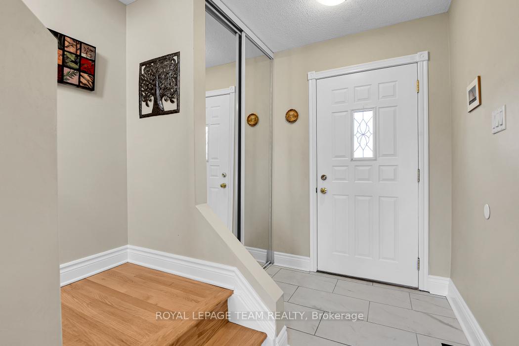 Photo 3 of 101 Dalehurst Drive, Ottawa, Tanglewood — HOMEH