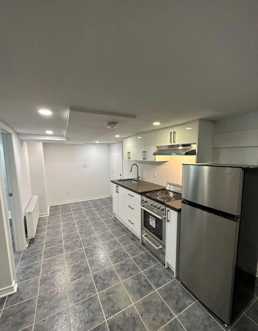 Front of Unit B1, 414 Dundas Street E