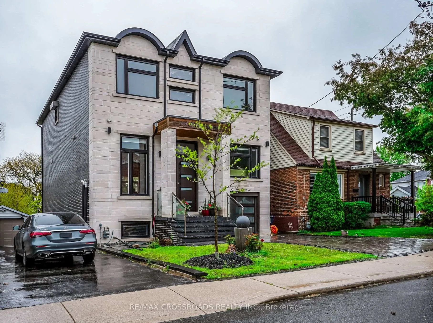 Front of 1A Roblin Avenue