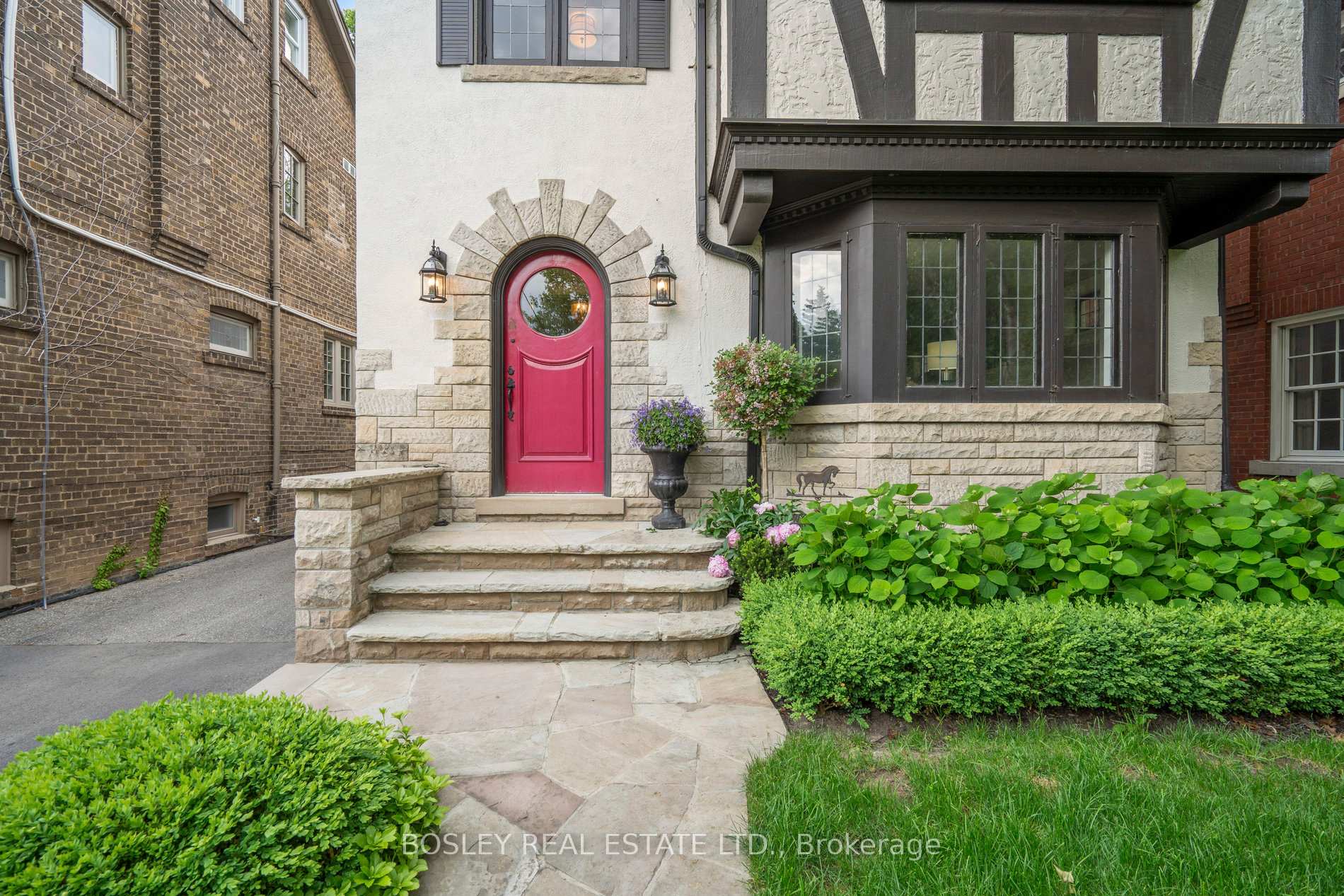 Photo 3 of 294 Douglas Drive, Toronto, Rosedale-Moore Park — HOMEH
