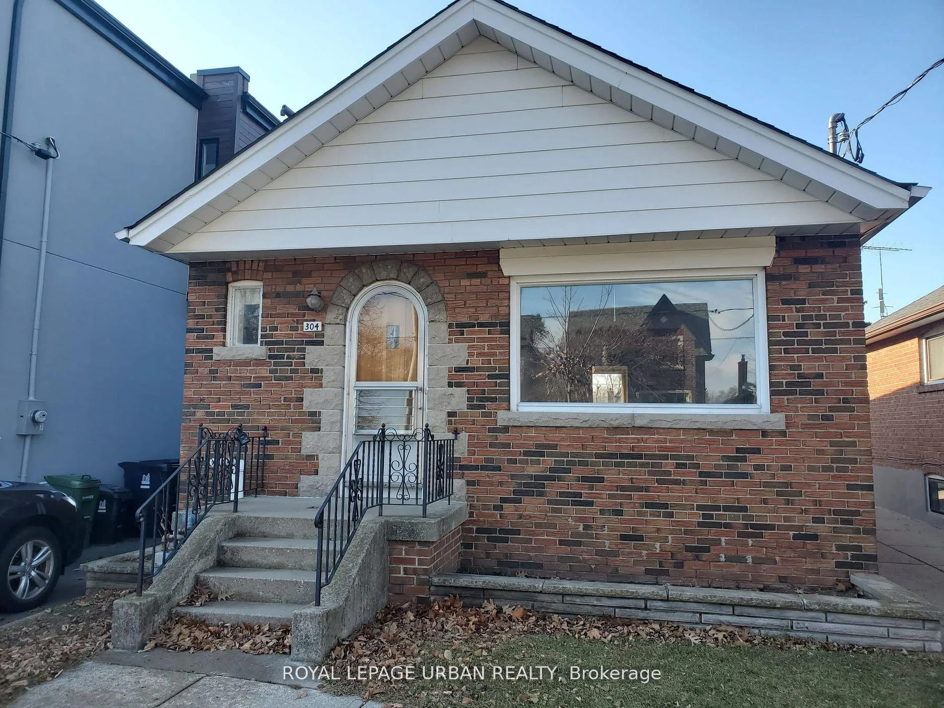 Photo 2 of 304 Linsmore Crescent, Toronto, East York — HOMEH