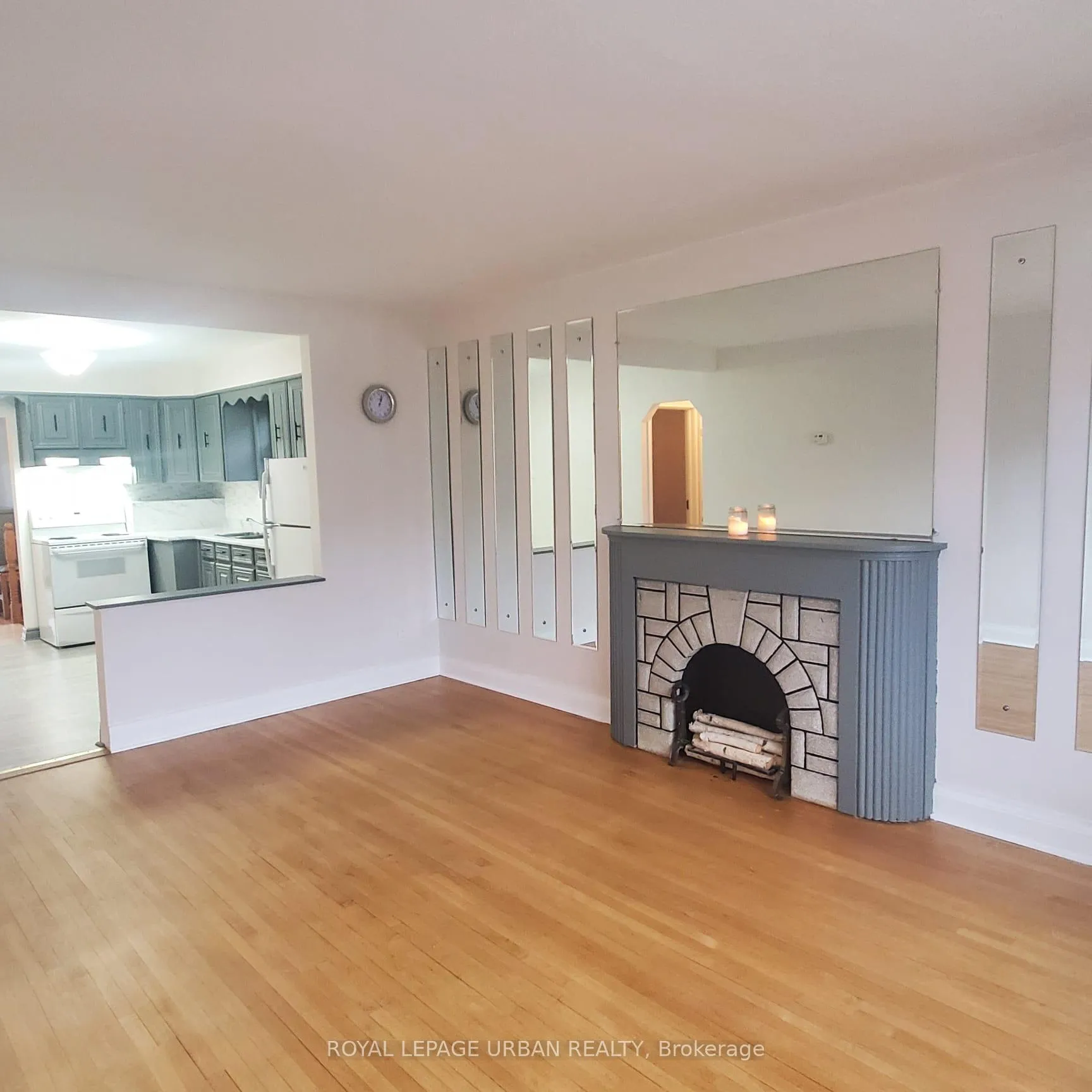 Photo 3 of 304 Linsmore Crescent, Toronto, East York — HOMEH