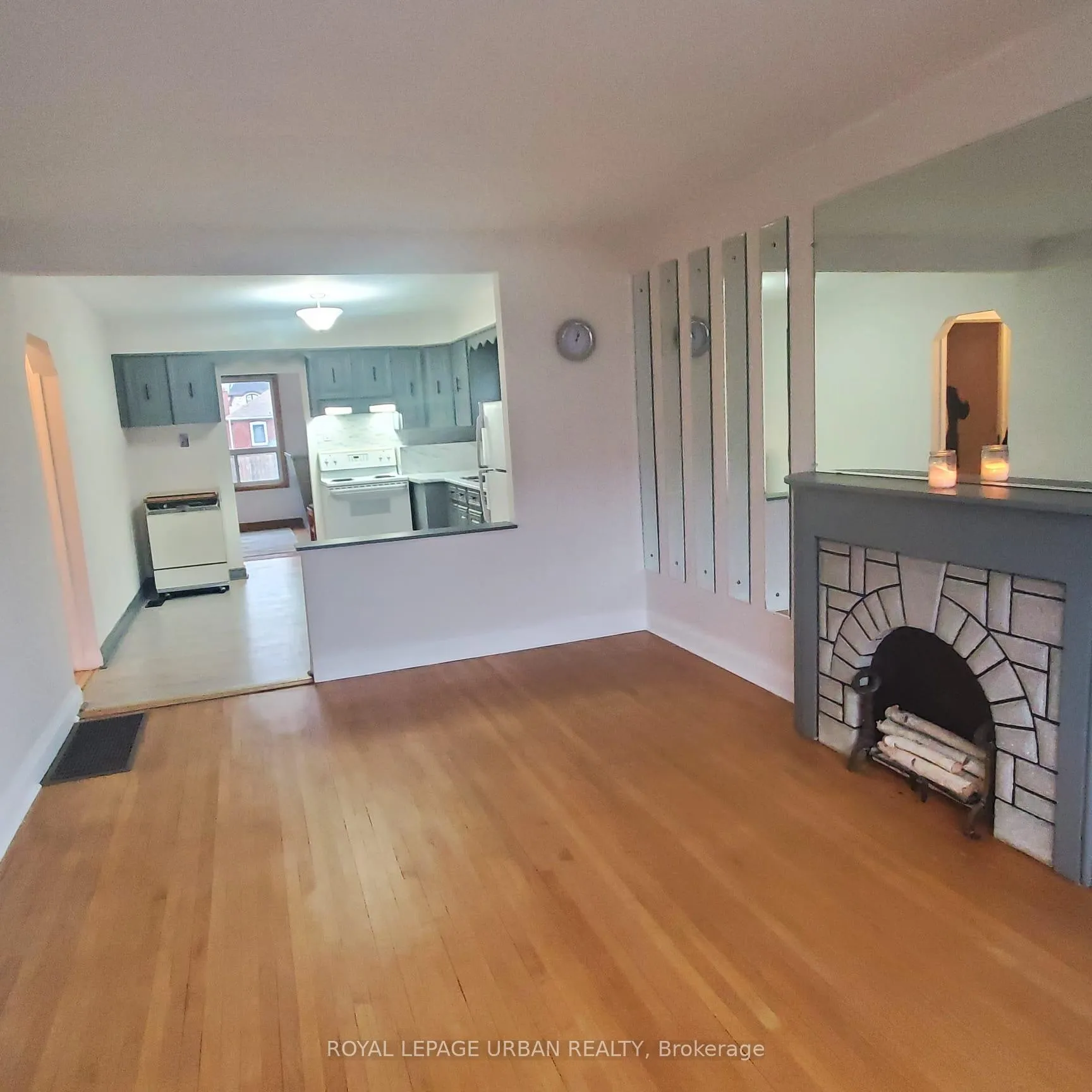 Photo 5 of 304 Linsmore Crescent, Toronto, East York — HOMEH