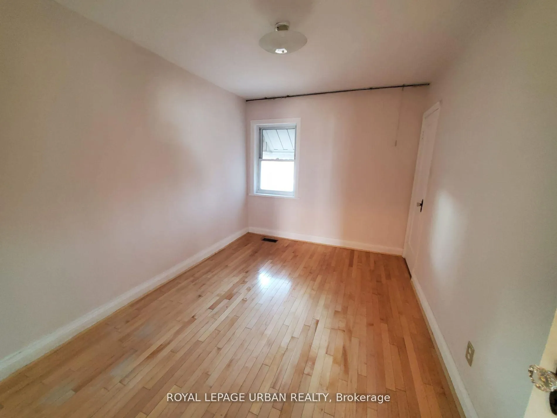 Photo 10 of 304 Linsmore Crescent, Toronto, East York — HOMEH