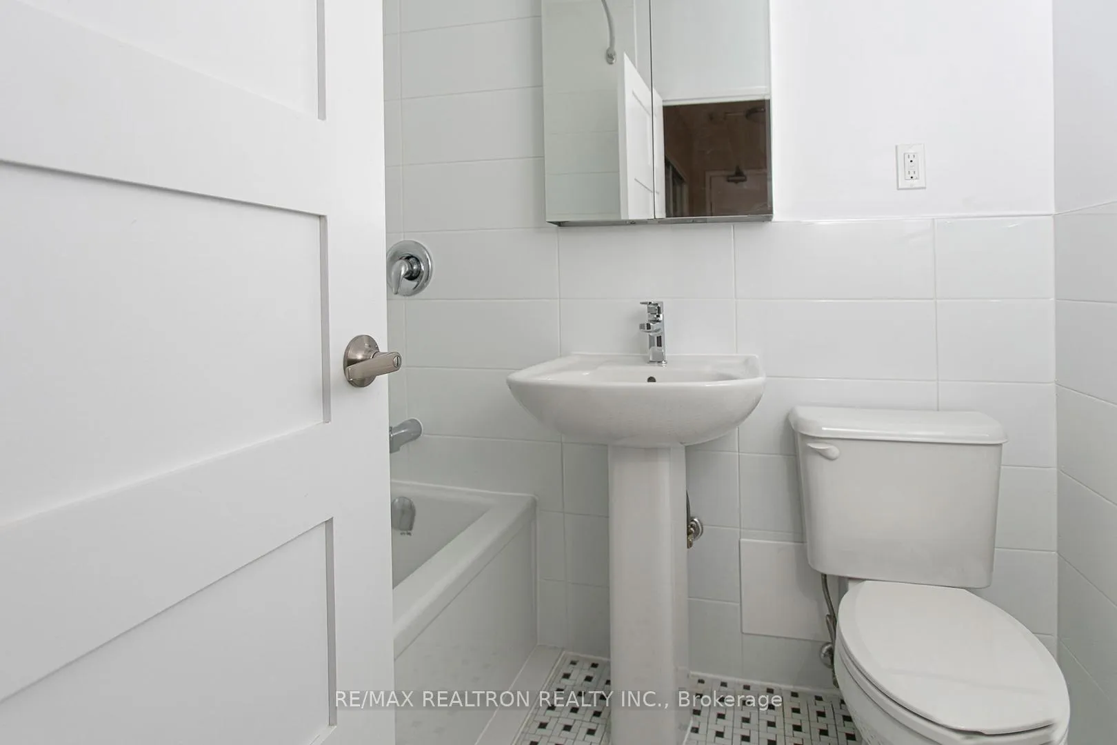 Photo 4 of Unit 408, 1291 Bayview Avenue, Toronto, Leaside — HOMEH