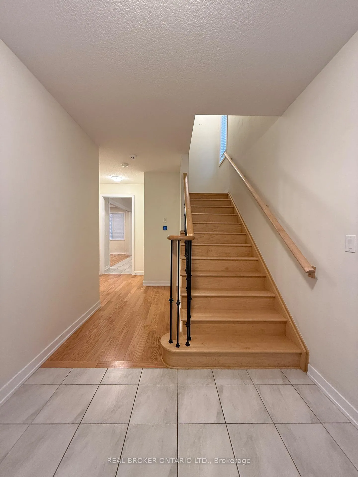 Photo 2 of 90 Sunflower Crescent, Thorold, Hurricane/Merrittville — HOMEH