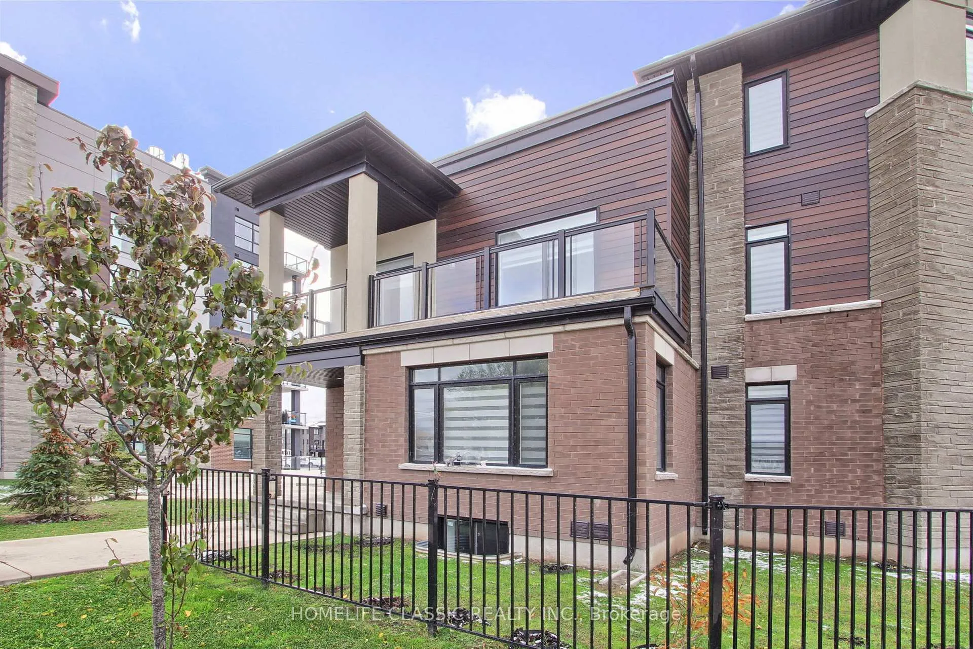 Photo 3 of Unit #1, 590 North Service Road, Hamilton, Lakeshore — HOMEH