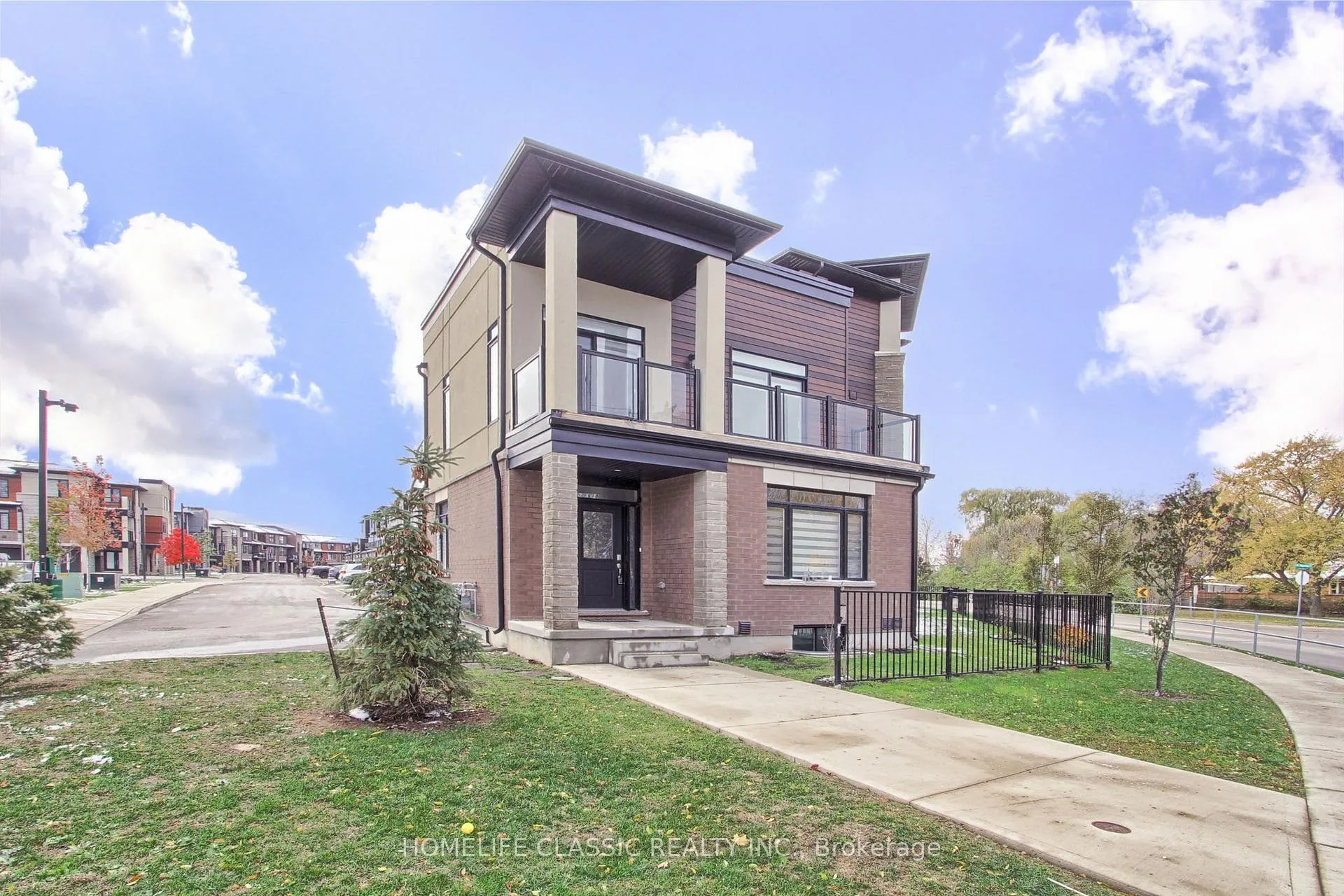 Photo 4 of Unit #1, 590 North Service Road, Hamilton, Lakeshore — HOMEH