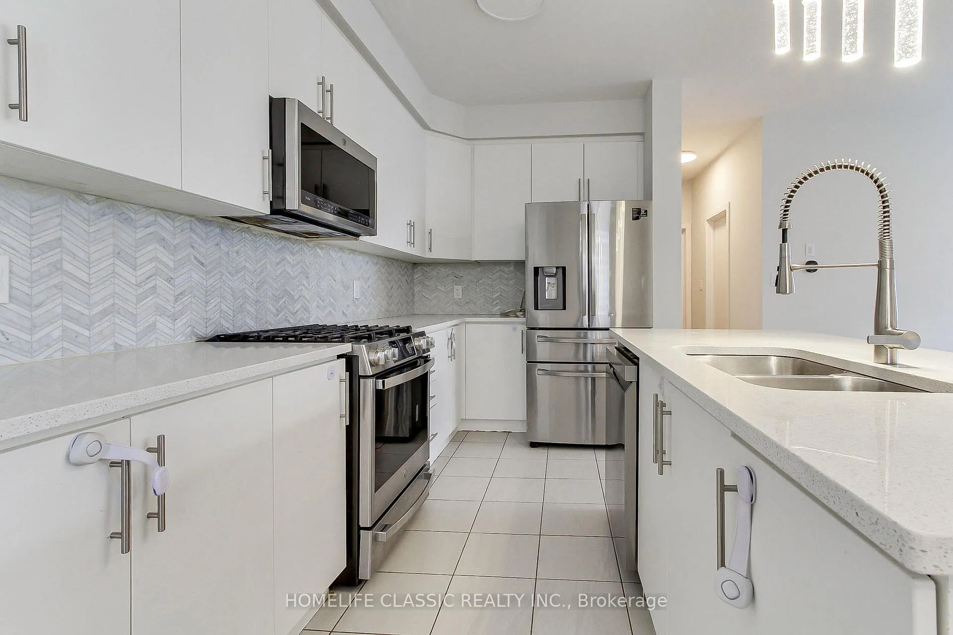 Photo 8 of Unit #1, 590 North Service Road, Hamilton, Lakeshore — HOMEH