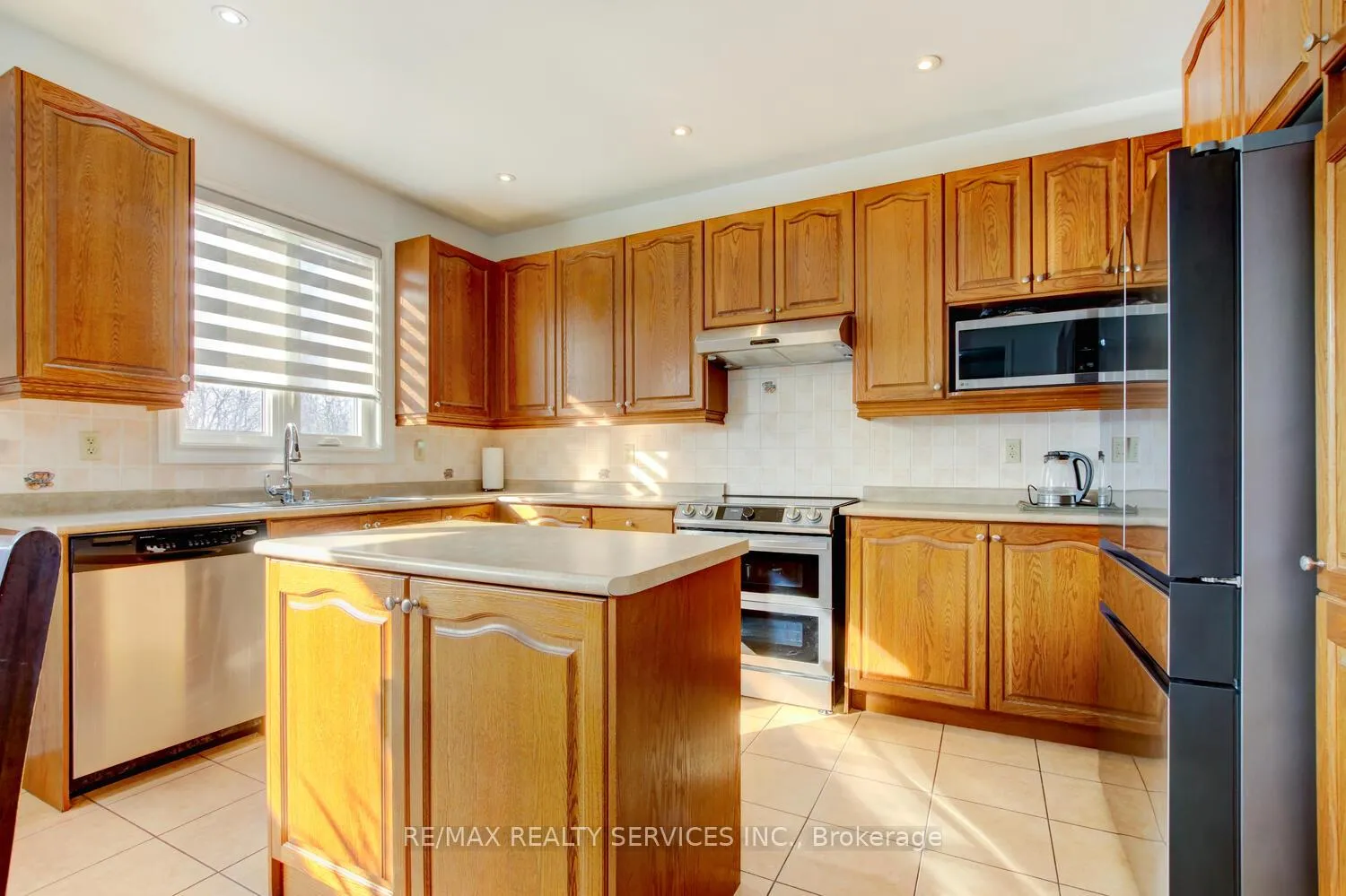 Photo 12 of 38 Cape Dorset Crescent, Brampton, Sandringham-Wellington — HOMEH