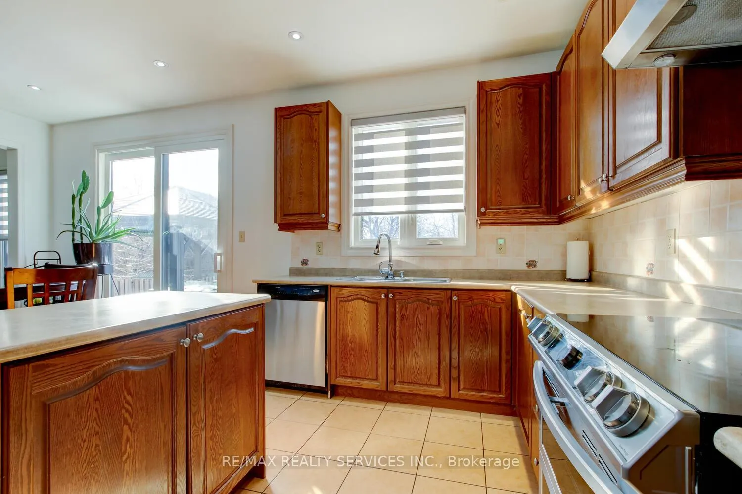 Photo 16 of 38 Cape Dorset Crescent, Brampton, Sandringham-Wellington — HOMEH