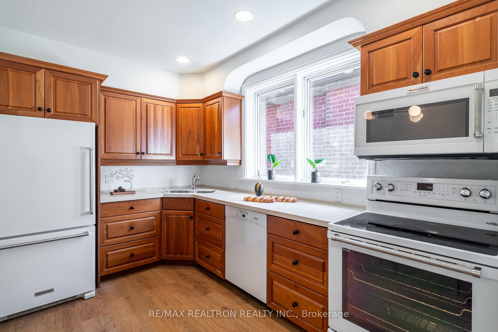 Photo 11 of 111 Sutherland Drive, Toronto, Leaside — HOMEH