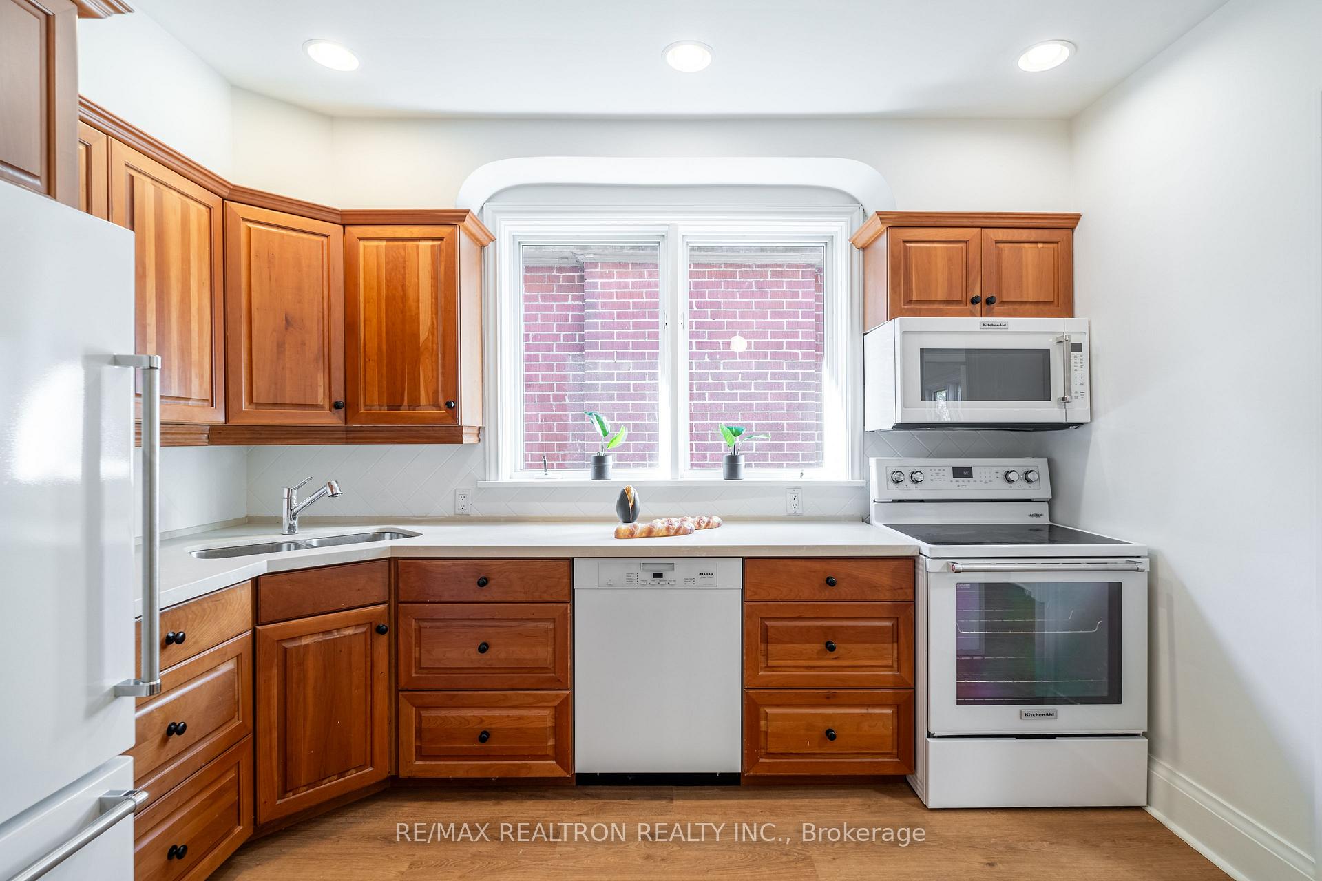 Photo 13 of 111 Sutherland Drive, Toronto, Leaside — HOMEH