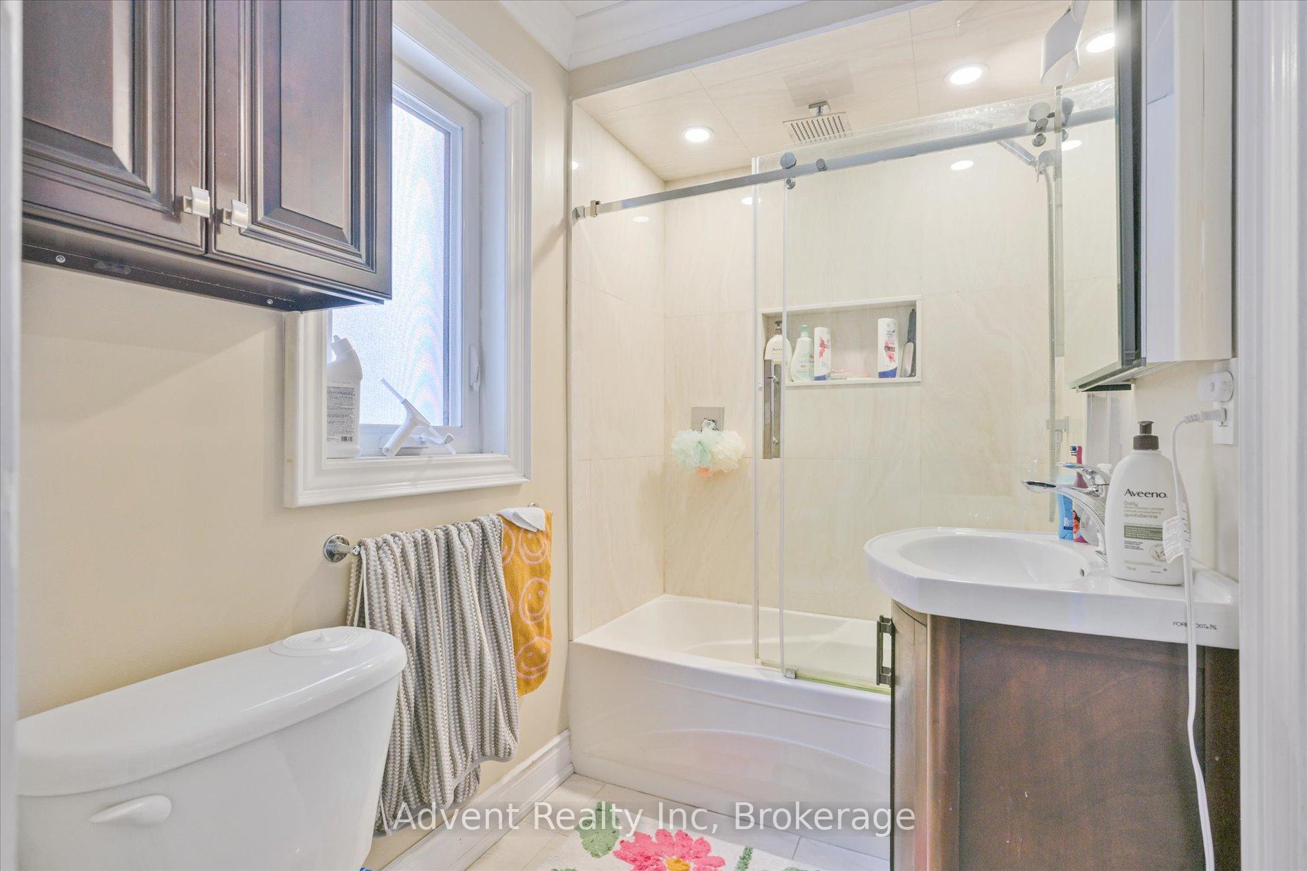 Photo 10 of Unit MAIN, 63 Burnaby Boulevard, Toronto, Lawrence Park South — HOMEH