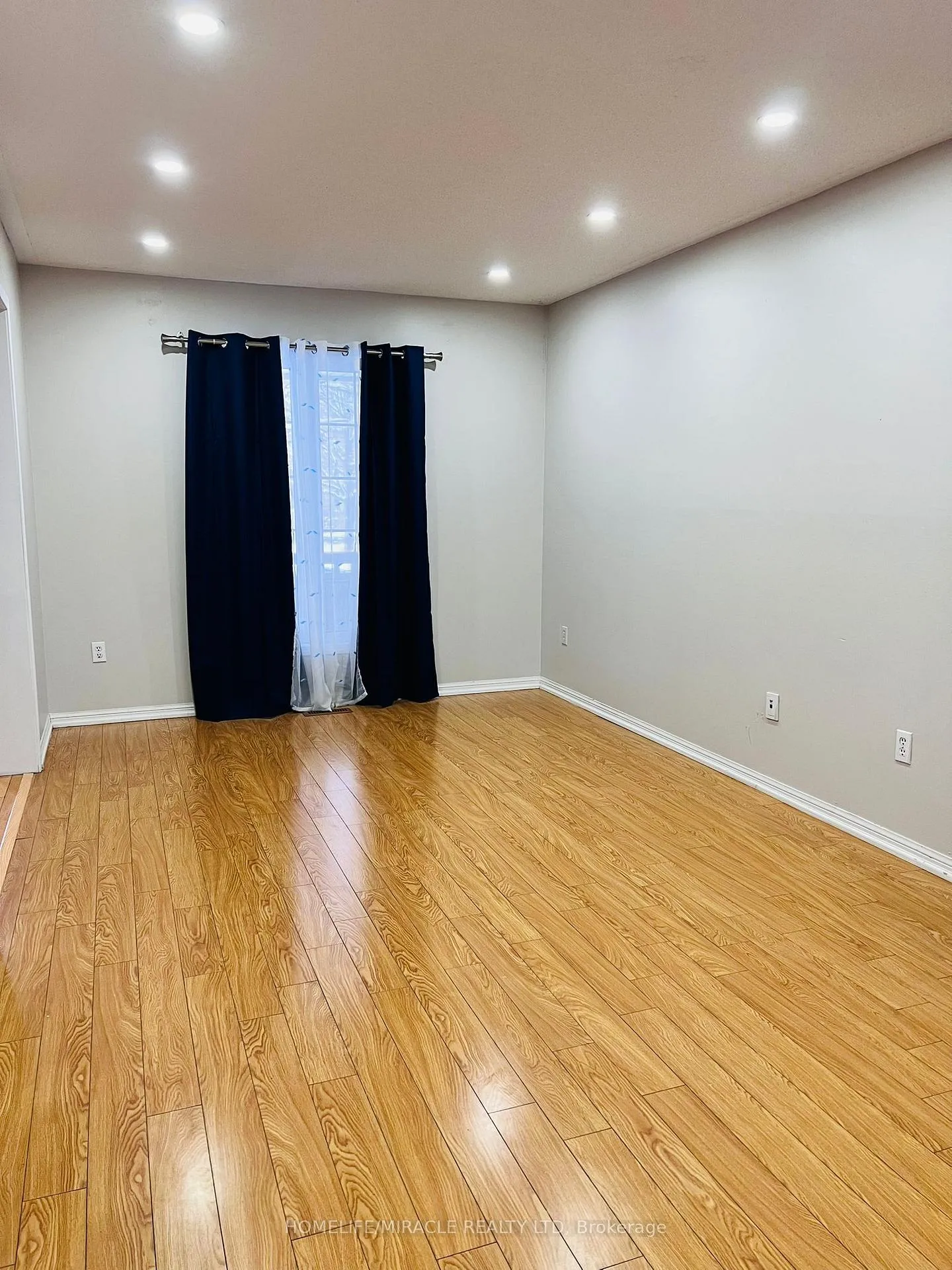 Photo 4 of 16 Marshmarigold Drive, Brampton, Fletcher's Meadow — HOMEH