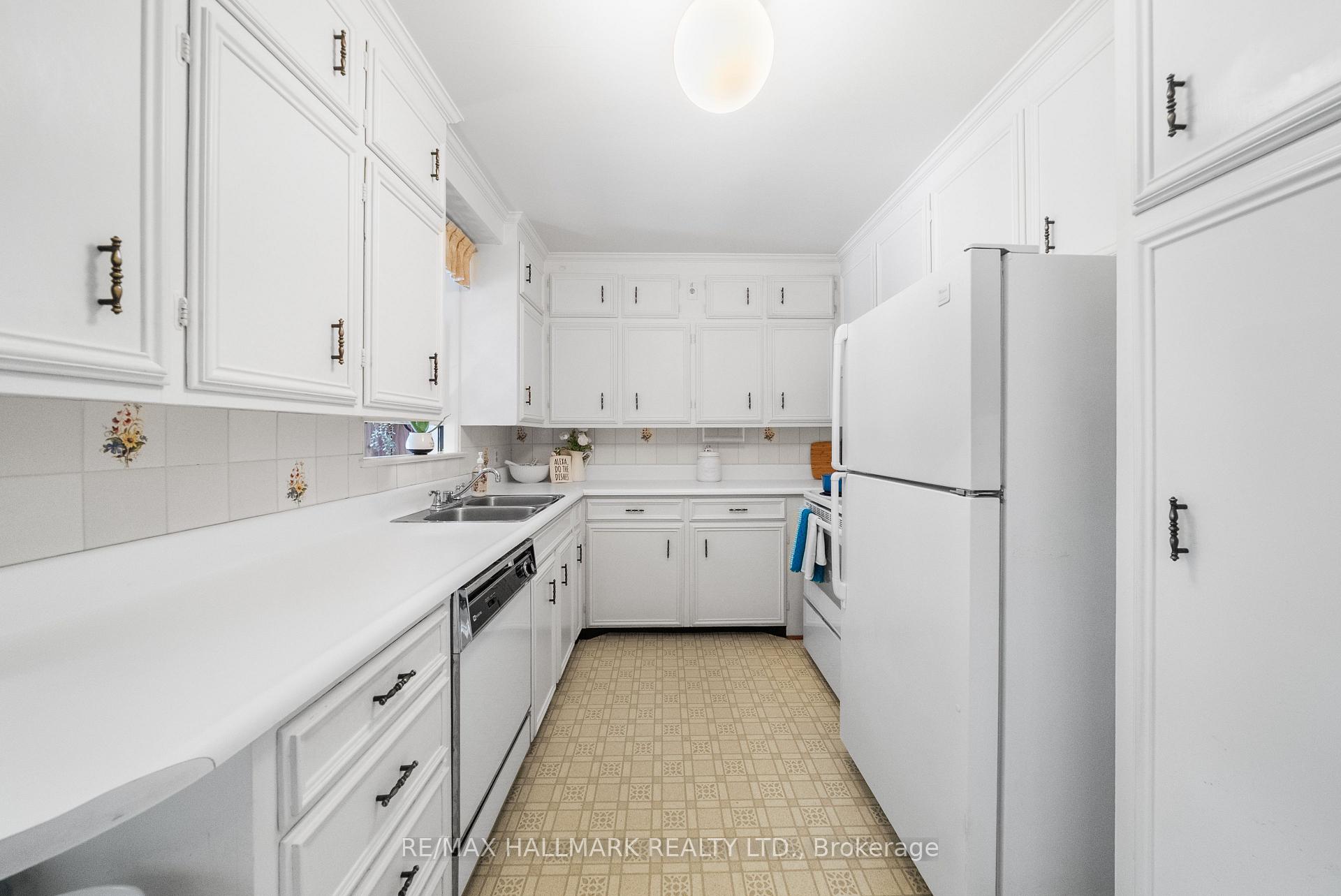 Photo 10 of 55 Sandringham Drive, Toronto, Bedford Park-Nortown — HOMEH