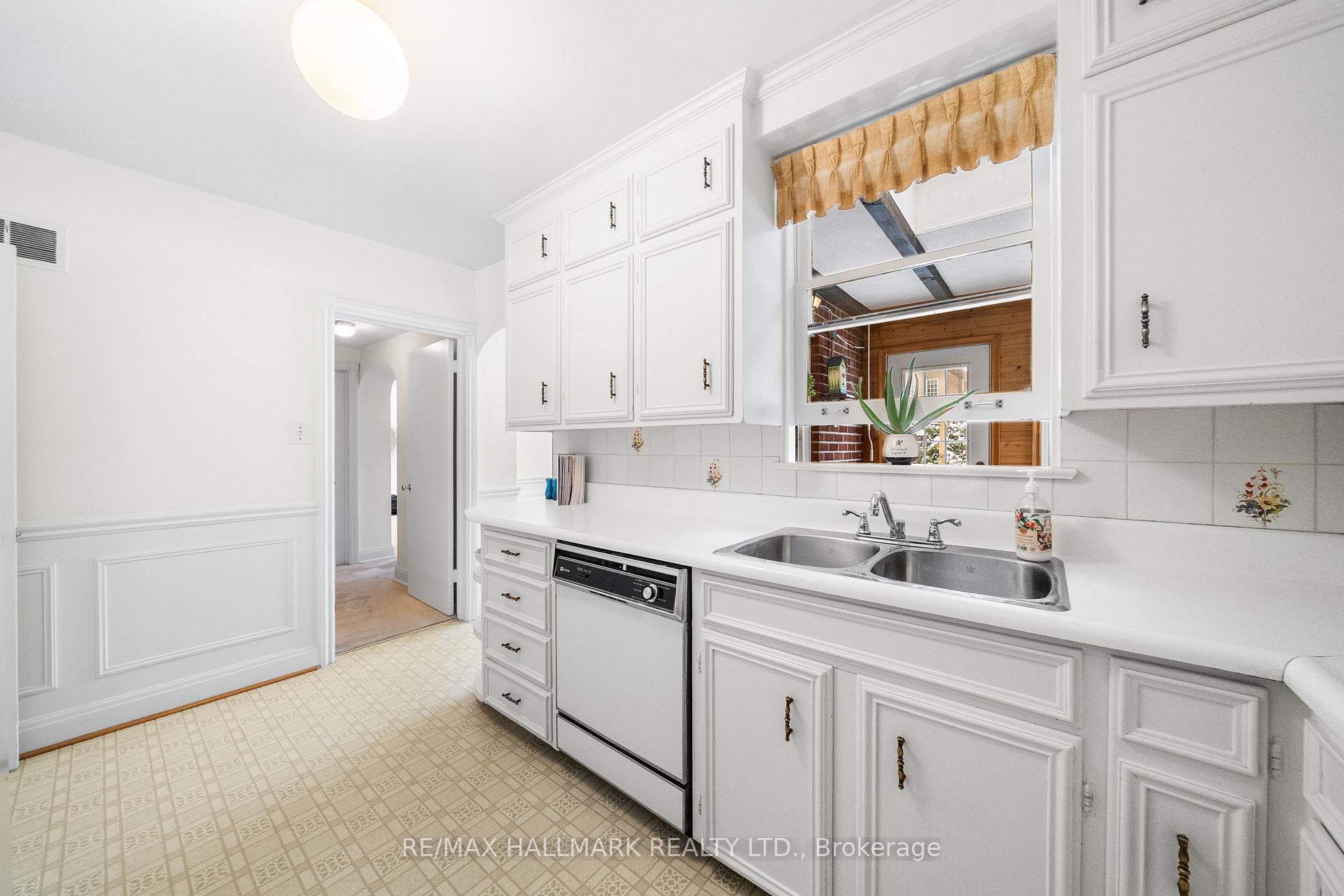 Photo 12 of 55 Sandringham Drive, Toronto, Bedford Park-Nortown — HOMEH