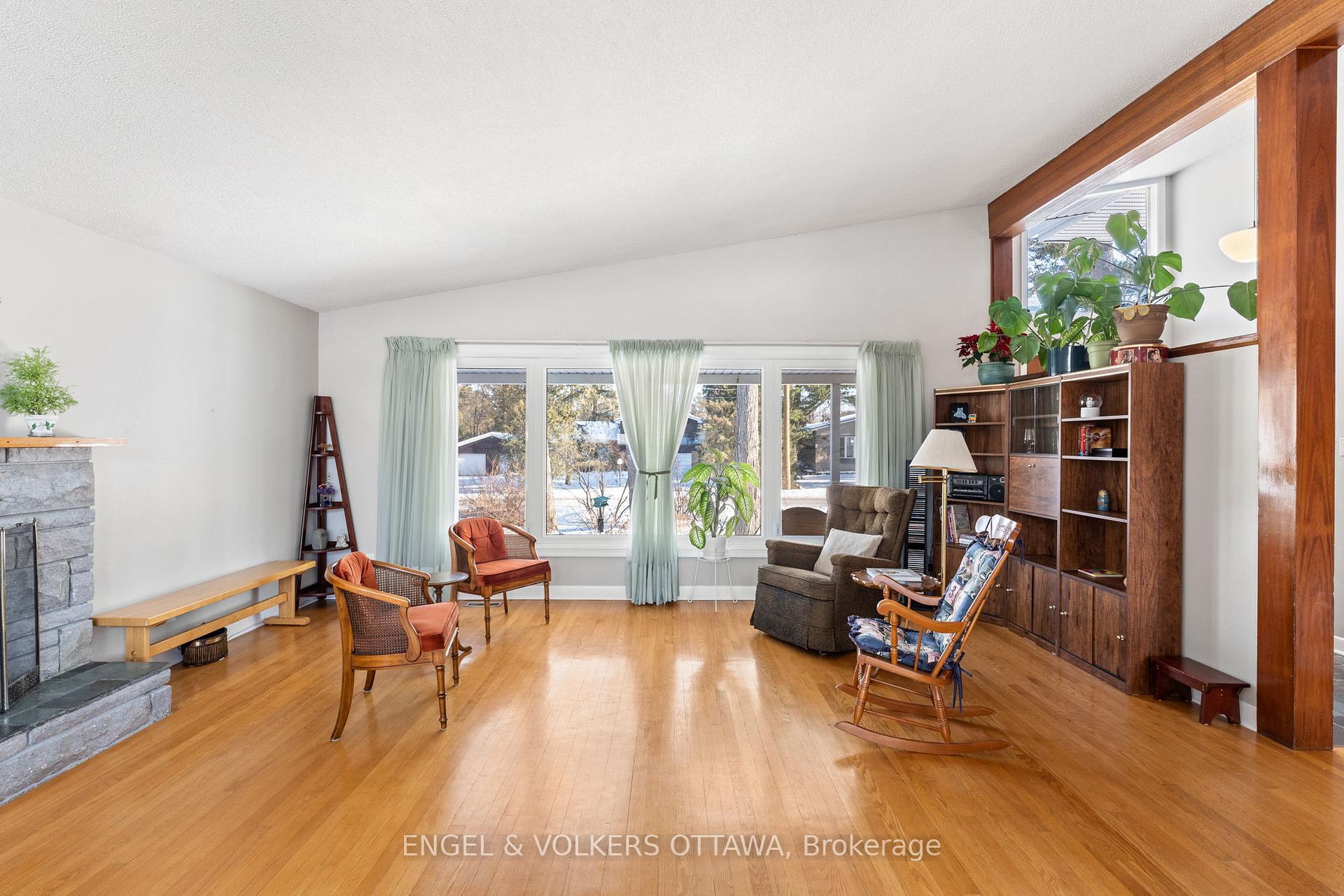 Photo 5 of 81 Grenfell Crescent, Ottawa, Grenfell Glen — HOMEH