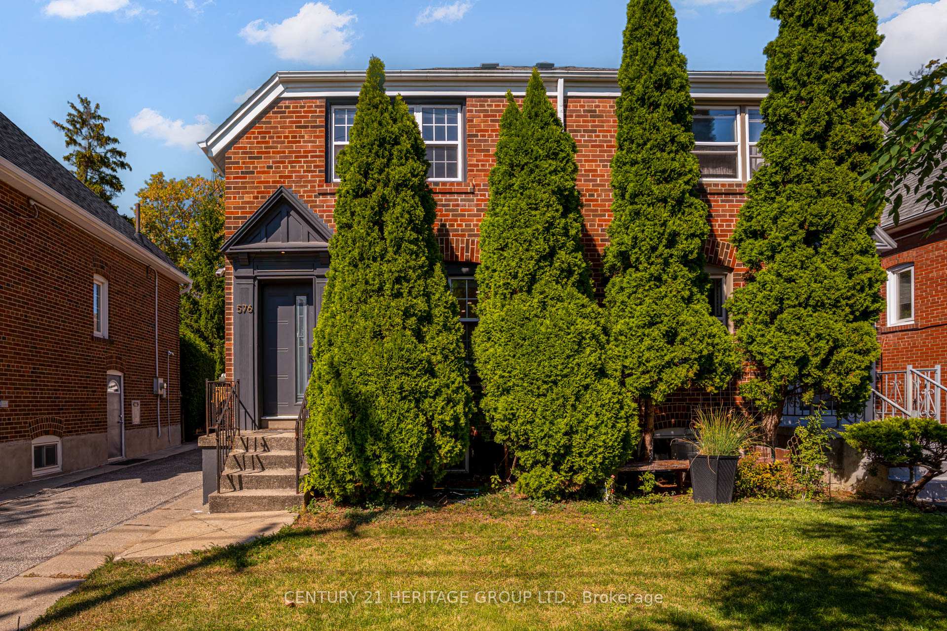 Photo 2 of 576 Broadway Avenue, Toronto, Leaside — HOMEH