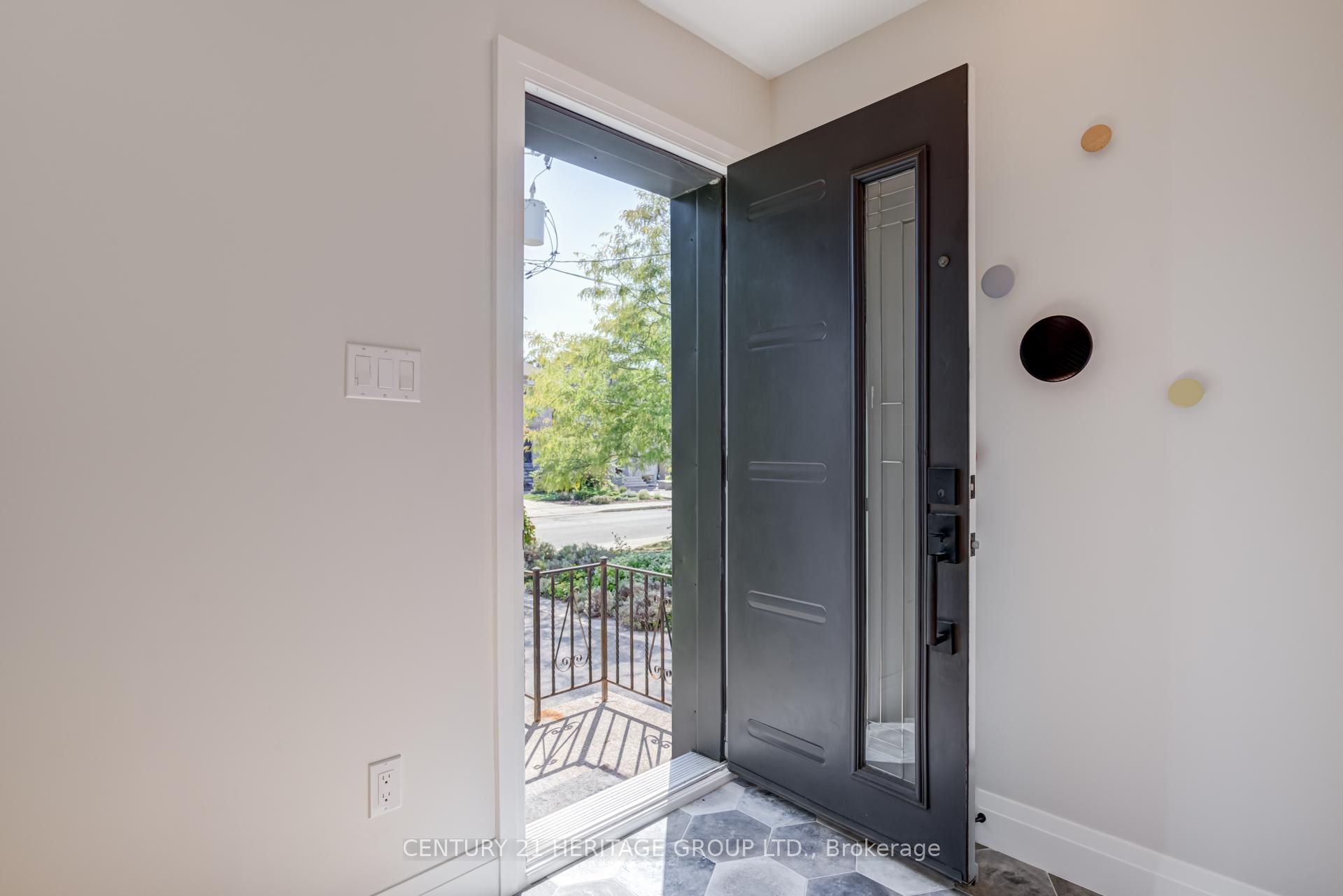 Photo 6 of 576 Broadway Avenue, Toronto, Leaside — HOMEH