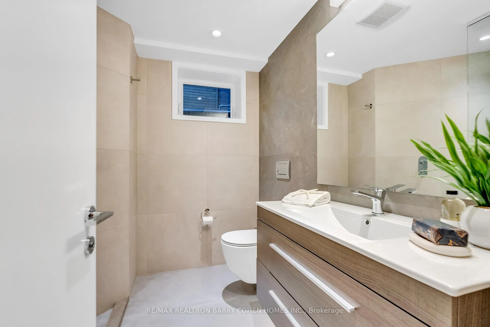 Photo 32 of 18 Astley Avenue, Toronto, Rosedale-Moore Park — HOMEH