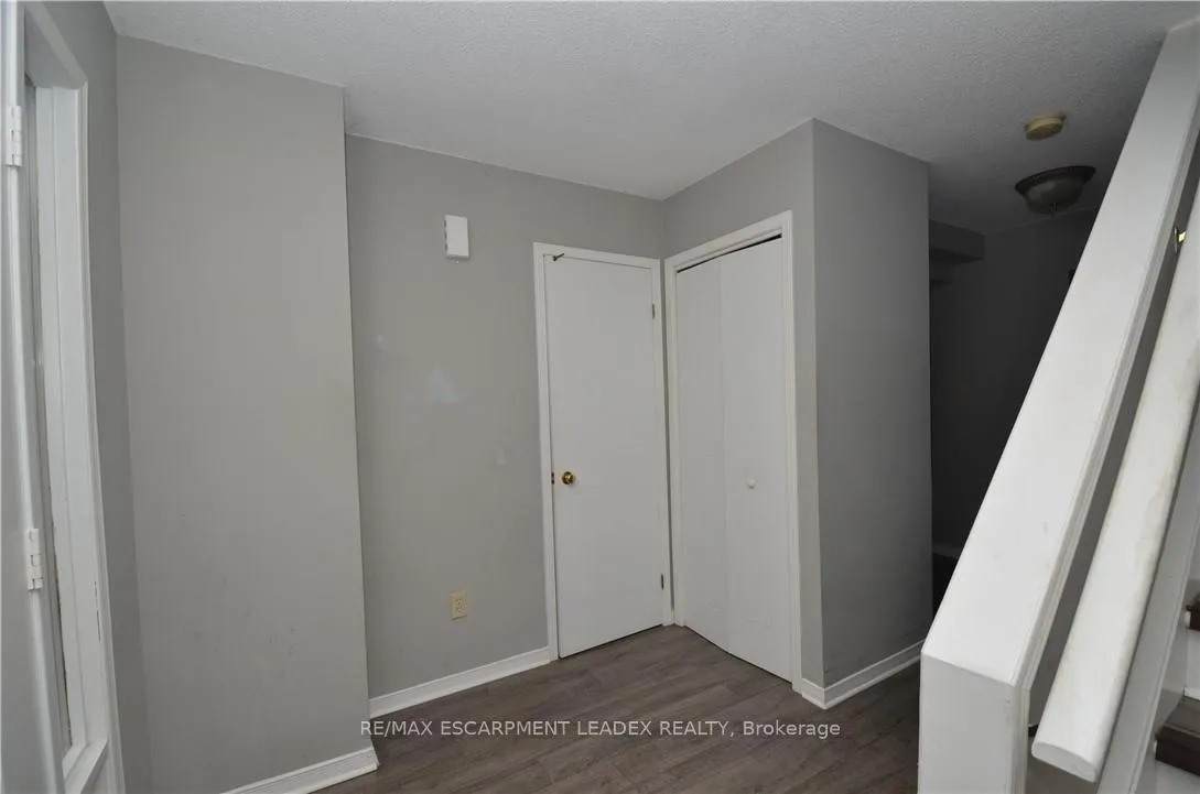 Photo 3 of 25 Devine Crescent, Thorold, Confederation Heights — HOMEH