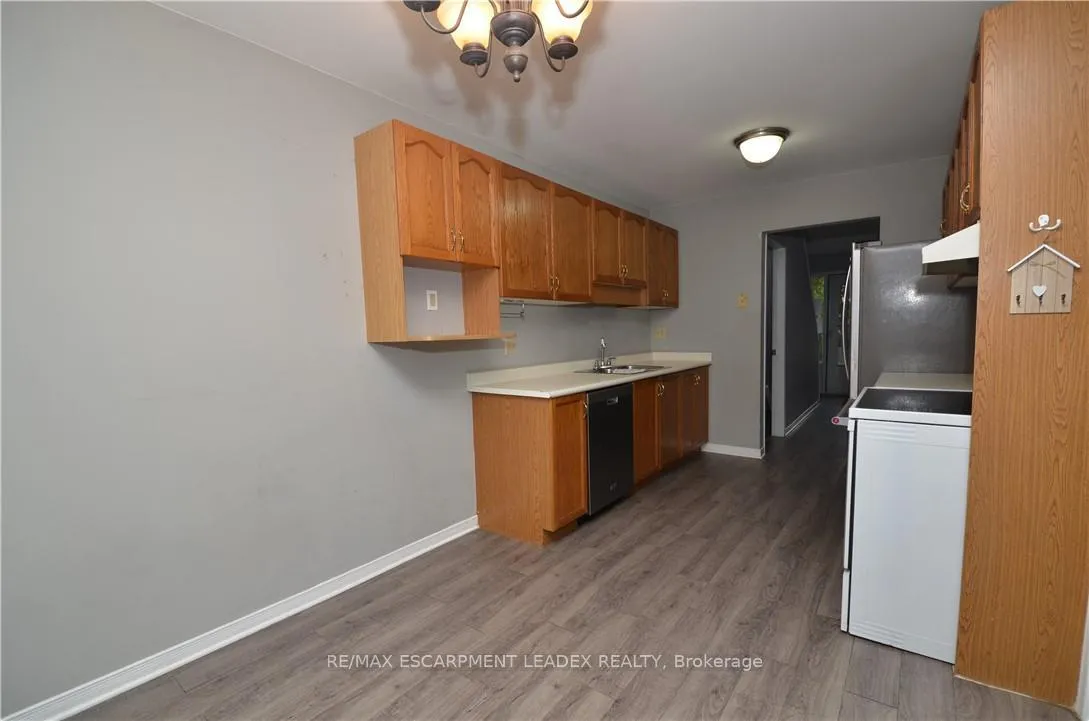 Photo 5 of 25 Devine Crescent, Thorold, Confederation Heights — HOMEH