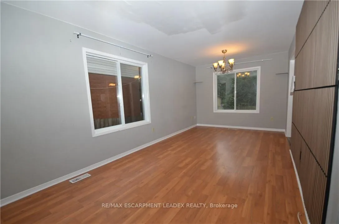 Photo 11 of 25 Devine Crescent, Thorold, Confederation Heights — HOMEH