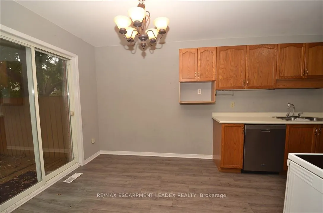 Photo 14 of 25 Devine Crescent, Thorold, Confederation Heights — HOMEH