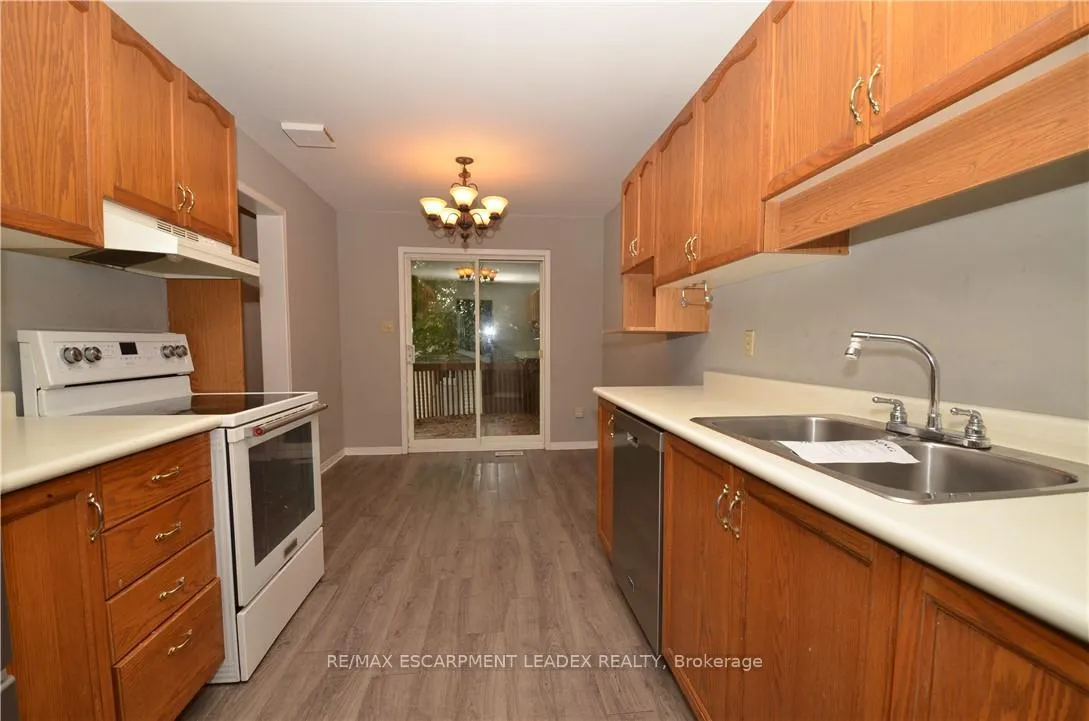 Photo 16 of 25 Devine Crescent, Thorold, Confederation Heights — HOMEH