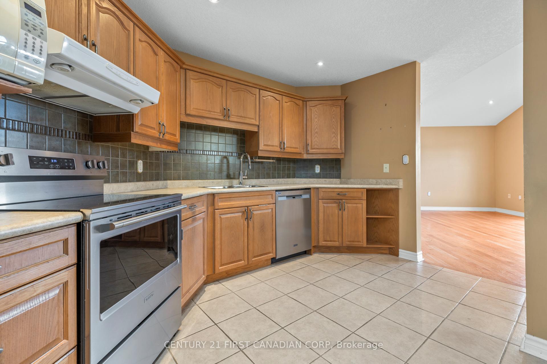 Photo 5 of 521 Darcy Drive, Strathroy-Caradoc, NE — HOMEH