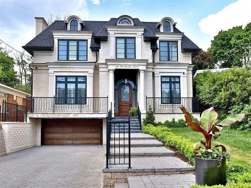 Front of 276 Strathallan Wood
