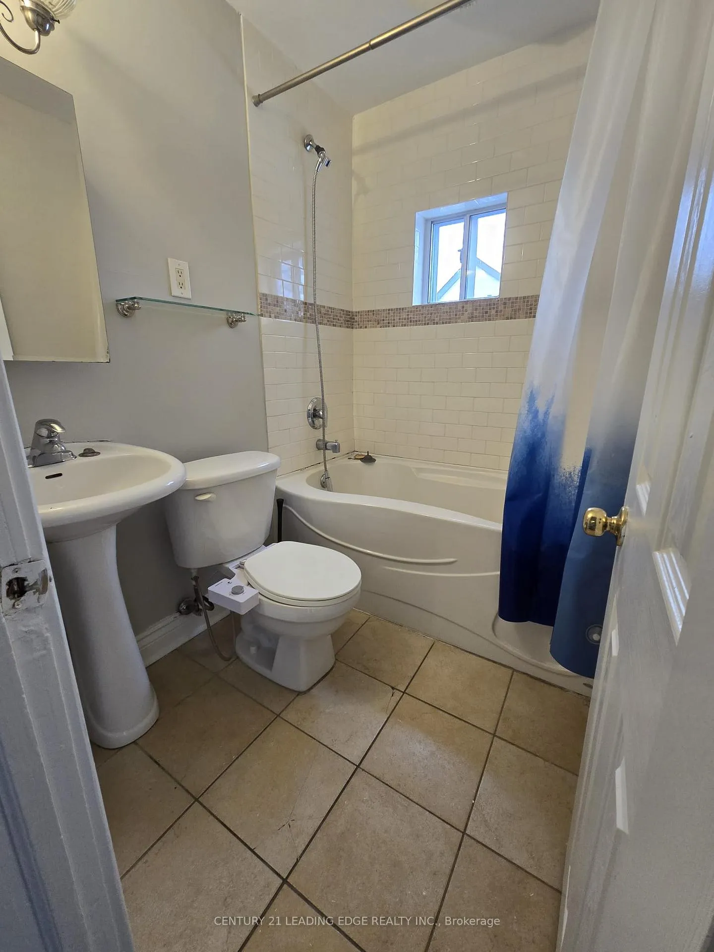 Photo 4 of 2a Kimbourne Avenue, Toronto, Danforth Village-East York — HOMEH