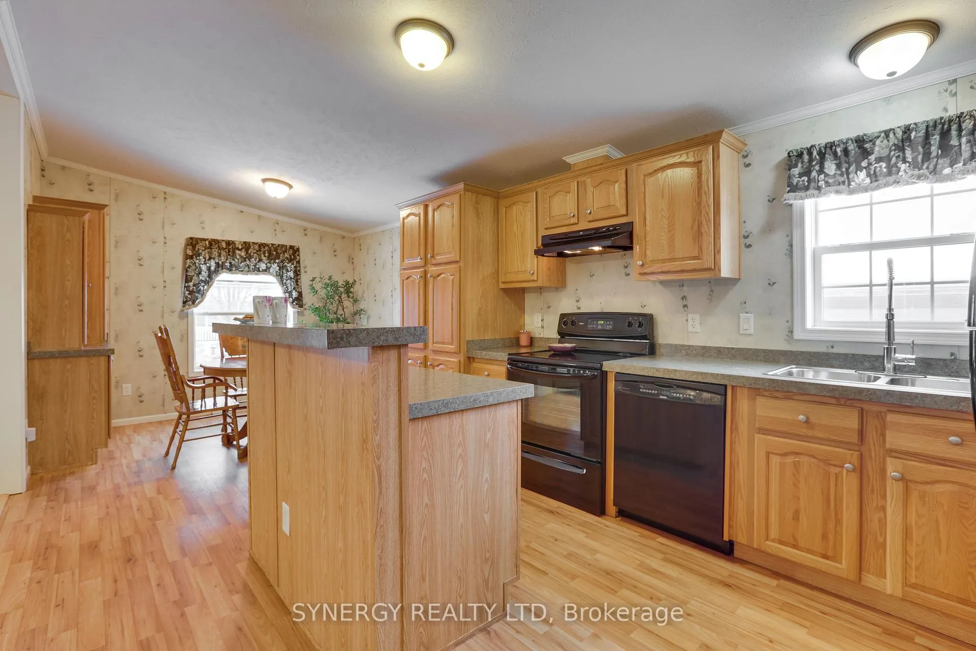 Photo 7 of 461 Richard Crescent, Strathroy-Caradoc, SE — HOMEH