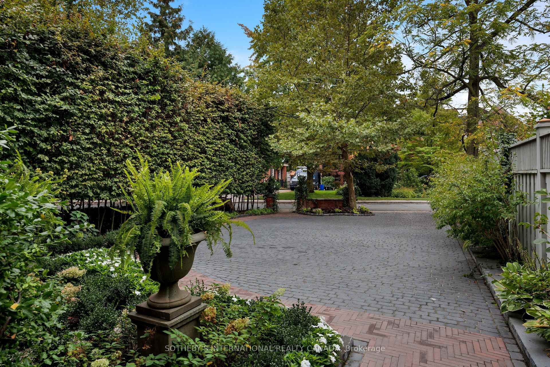 Photo 3 of 34 South Drive, Toronto, Rosedale-Moore Park — HOMEH