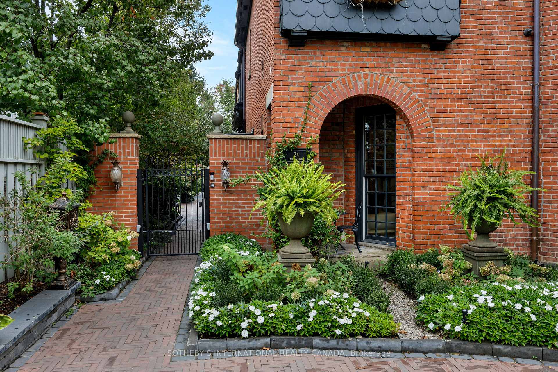 Photo 4 of 34 South Drive, Toronto, Rosedale-Moore Park — HOMEH